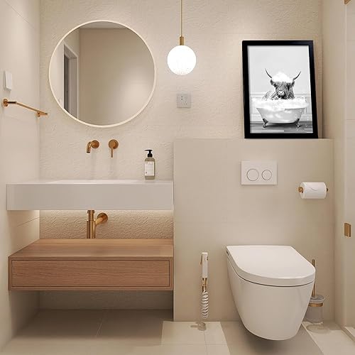 Vista 26 de Divertido arte de pared enmarcado de vaca de las tierras altas en bañera, lienzo blanco y negro, impresiones artísticas de pared de vaca, decoración