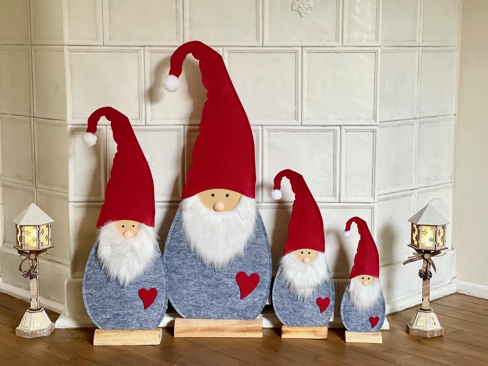 Dekoleidenschaft Wichtel aus Filz in rot/grau mit Herz und Bommel-Mütze, 34,5-85 cm groß, mit stabilem Holz-Standfuß, Weihnachtswichtel, Weihnachtsdeko, Dekofigur, Dekowichtel (4er Set)