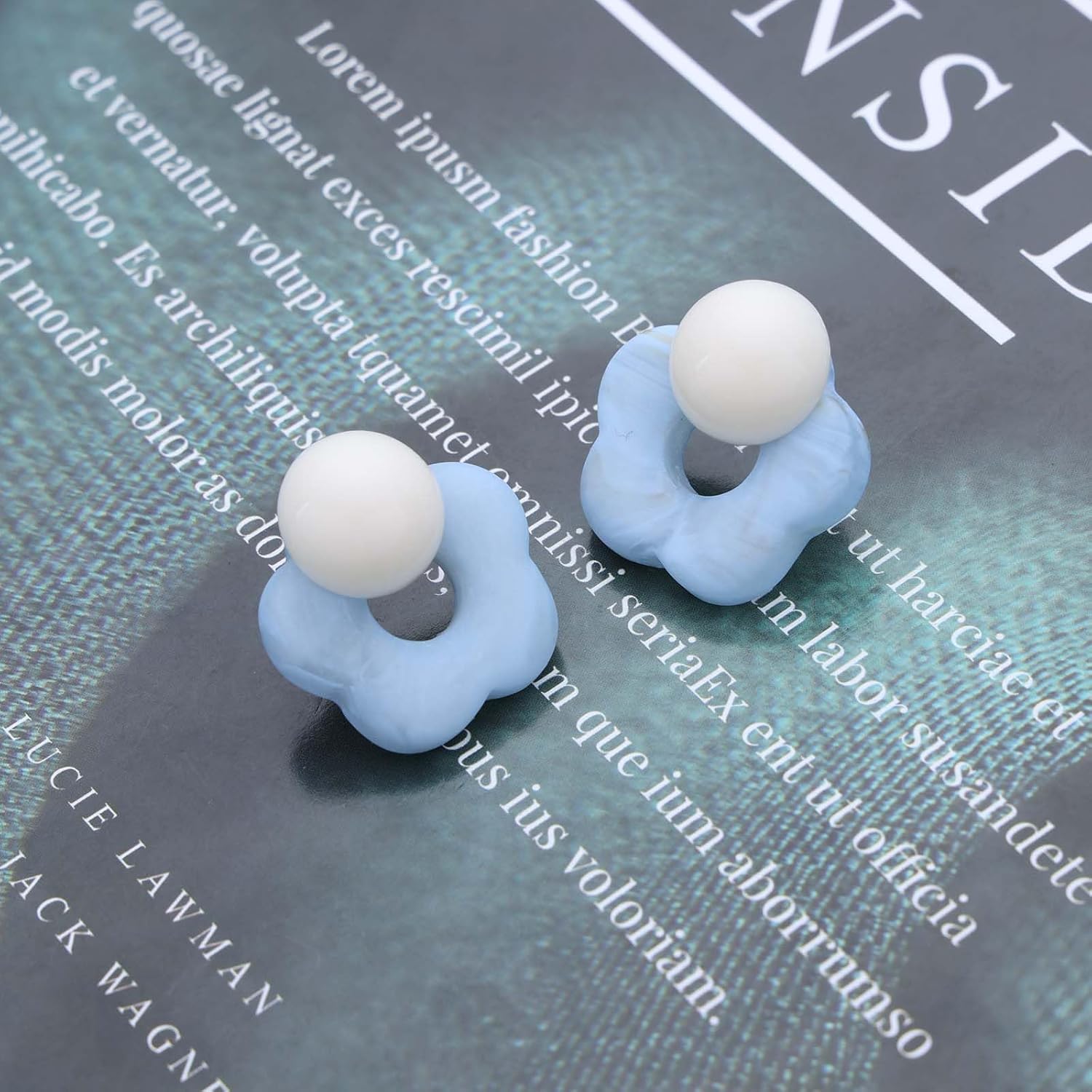 Vintage Blue Flower Stud Earrings Acrylic Floral Earrings Daisy Flower Earrings Resin Blossom Earrings White Button Earrings Jewelry for Women - Image 3