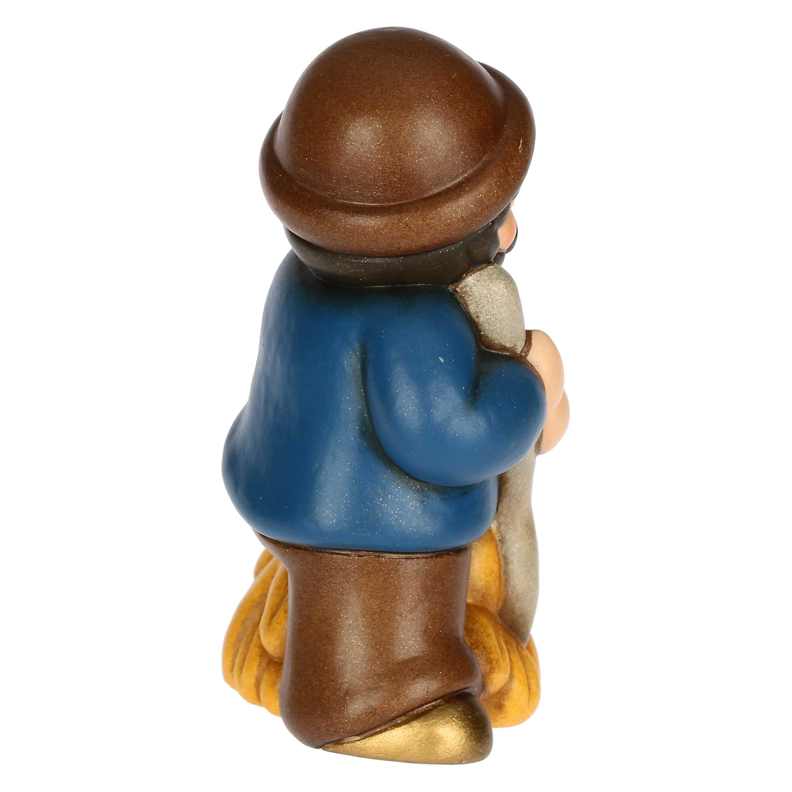 THUN, Uomo con Forcone e Fieno Blu in Ceramica di Alta Qualità, Collezione Presepe Classico, Statuine per Presepe di Natale da Collezione, 5,2 x 4,3 x 7,9 cm