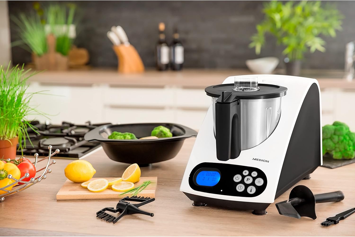 Robot kuchenny MEDION MD 16361 w zabudowie kuchennej, na zdjęciu jednostka główna i nasadka do gotowania na parze.