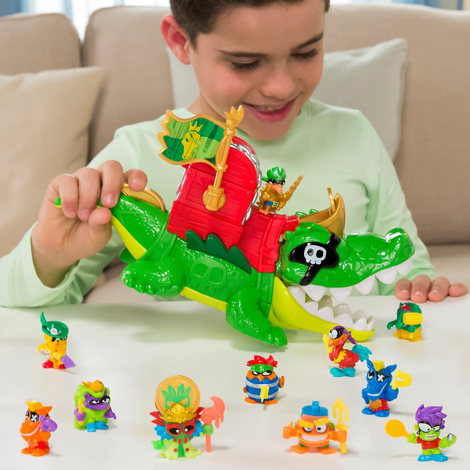 PIRATIX King Croc –Cocodrilo articulado,para capturar Piratix y con un cofre para guardar tesoros. Contiene 1 cocodrilo, 1 tesoro exclusivo, 2 tesoros dorados extras, 1 Piratix exclusivo y 1 accesorio