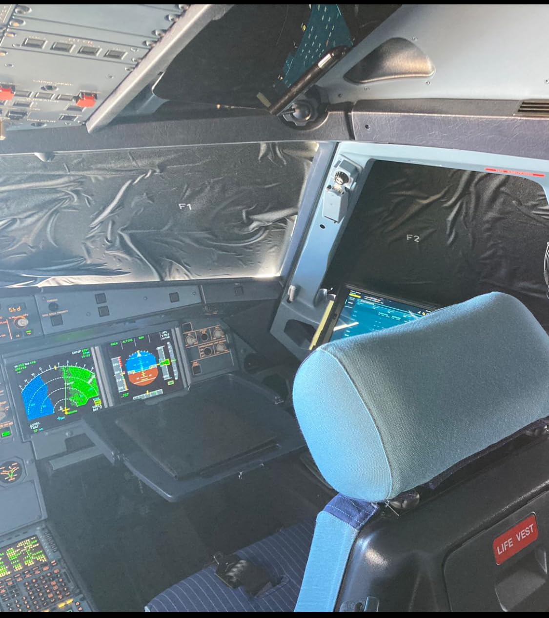 A320 FIRST OFFICER COCKPIT WINDOW SHADE.