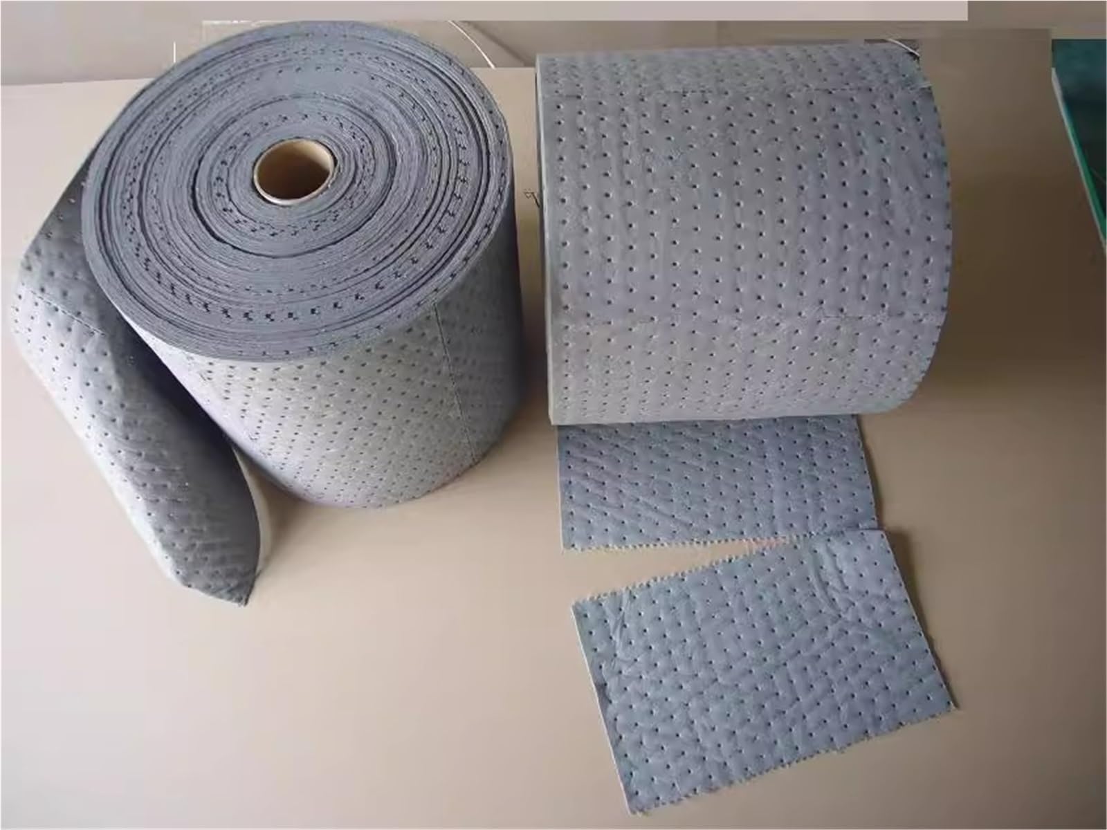 ERRULAN Rolle mit ölabsorbierenden Pads für Garage Bilge Marine, robuste Ölteppichmatte, Ölablass-Spritzpad, groß für Aufsaugen von Flüssigkeiten auf Öl(W 1.5m/4.9ft,L 30m/98.4ft)