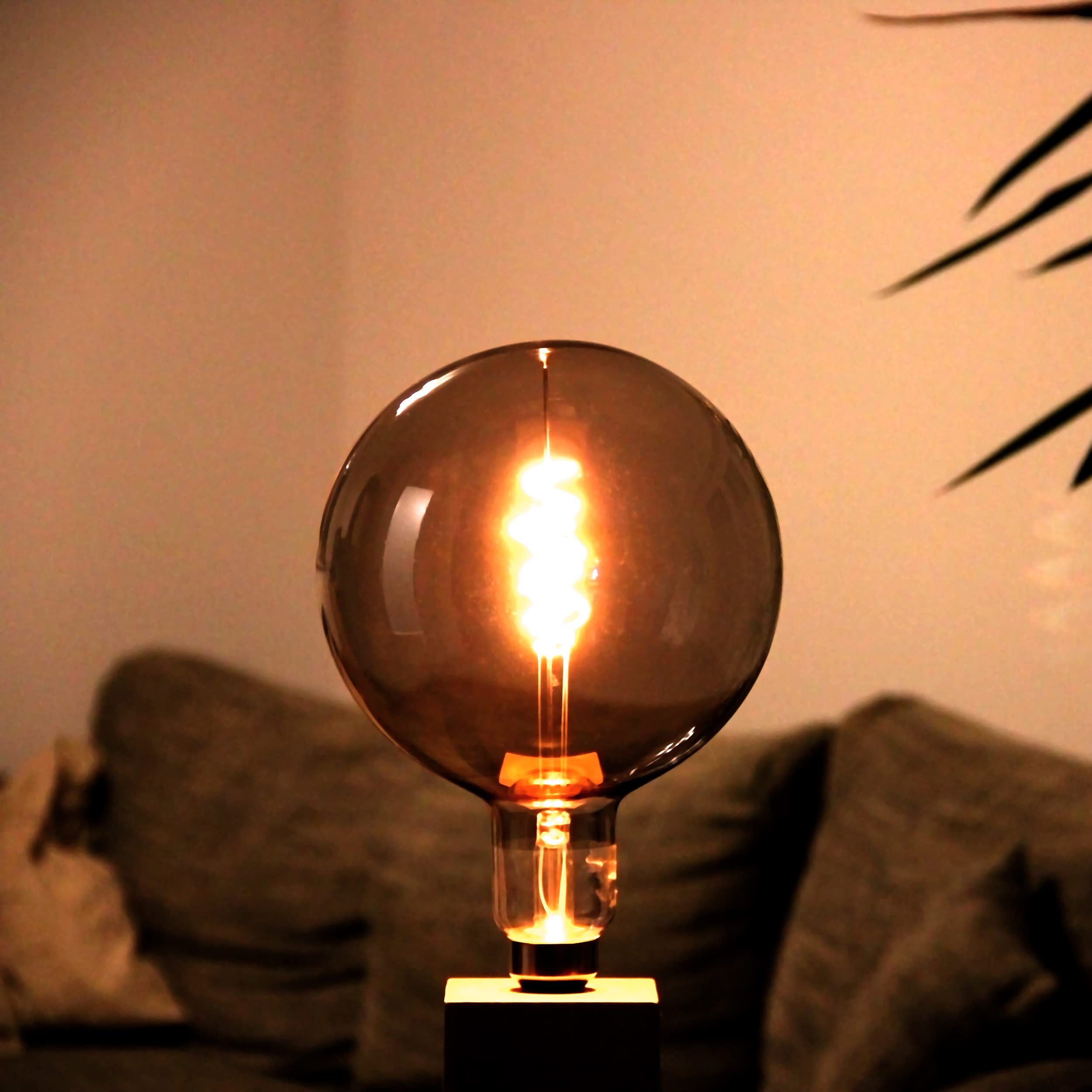tint Smarte LED-Globe Retro Gold XXL E27 – Steuerbar per Alexa oder Fernbedienung – Dimmbare E27 Glühbirne mit weißem Licht (1800-6500 K), 4,9 W