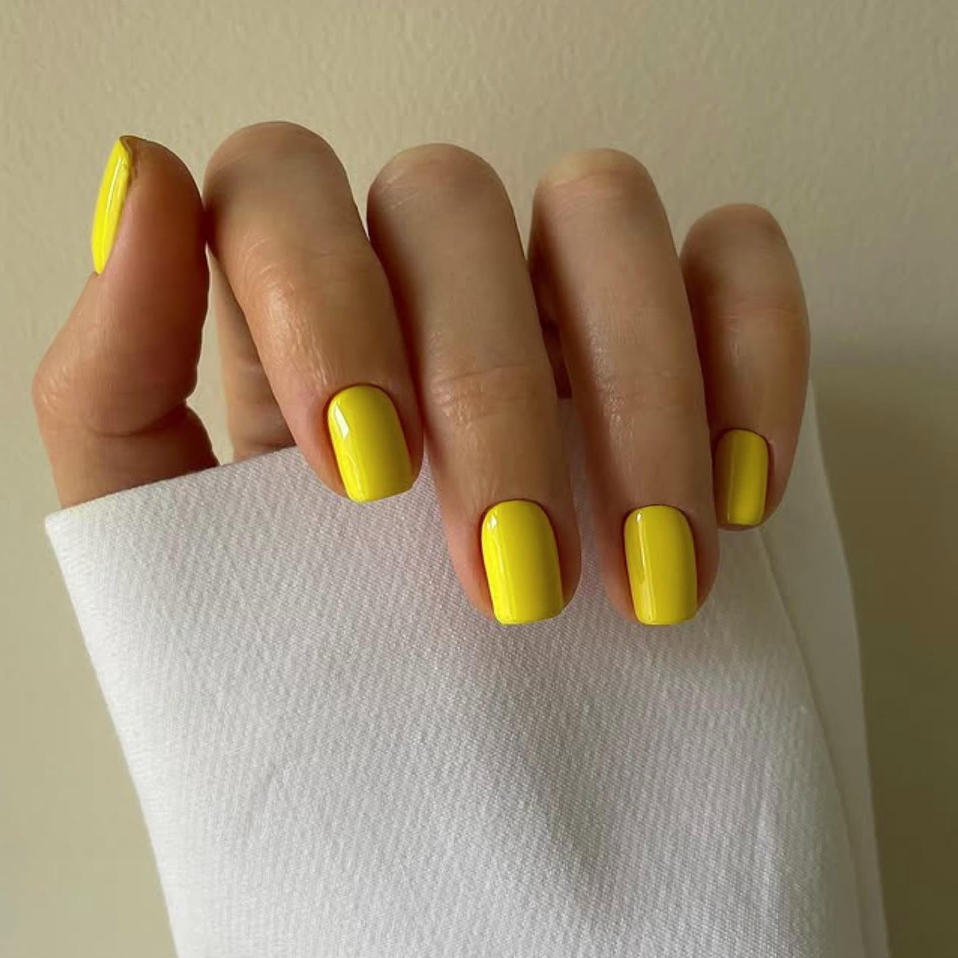 KQueenest Gelb Press On Nails Kurz Eckig - Künstliche Nägel zum Aufkleben Kurz, Natürlich Einfarbig Fake Nails Fingernägel zum aufkleben, Glänzende Gel Full Cover Acryl Nägel für Frauen, 24 Stück