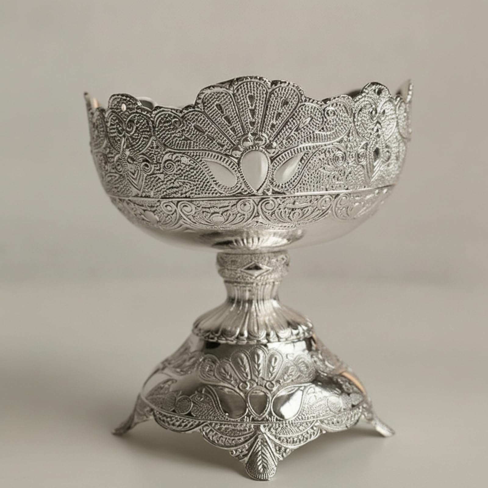 Industrielle Schale mit Silbernem Finish Und Aufwendiger Gravur als Elegante Präsentationsschale für Kleine Snacks Und Fingerfood für Einladungen Und Familienfeiern