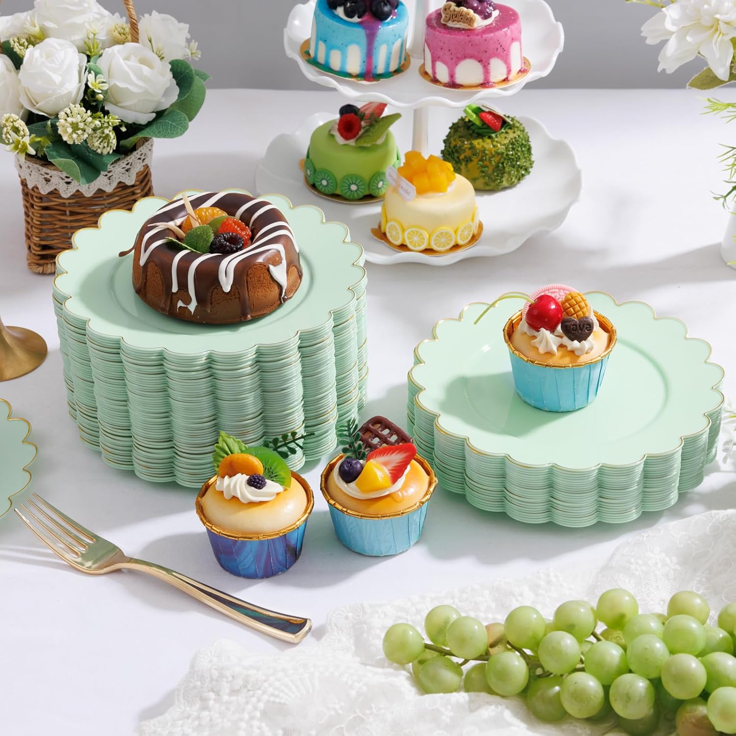 LIYH 100 Pcs Sage Green Dessert Plates Scalloped Plastic Cake Plate Gold Rim - 7.5 Inch Heavy-Duty Leak Proof Appetizer Plastic Plates for Birthday Wedding Holiday Party Self-Service Table Decor