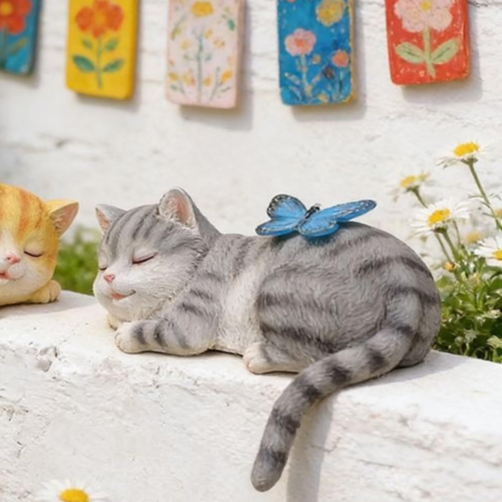 Niedlich Katzenstatue mit Schmetterling , Leuchtende Orangefarbene Katze