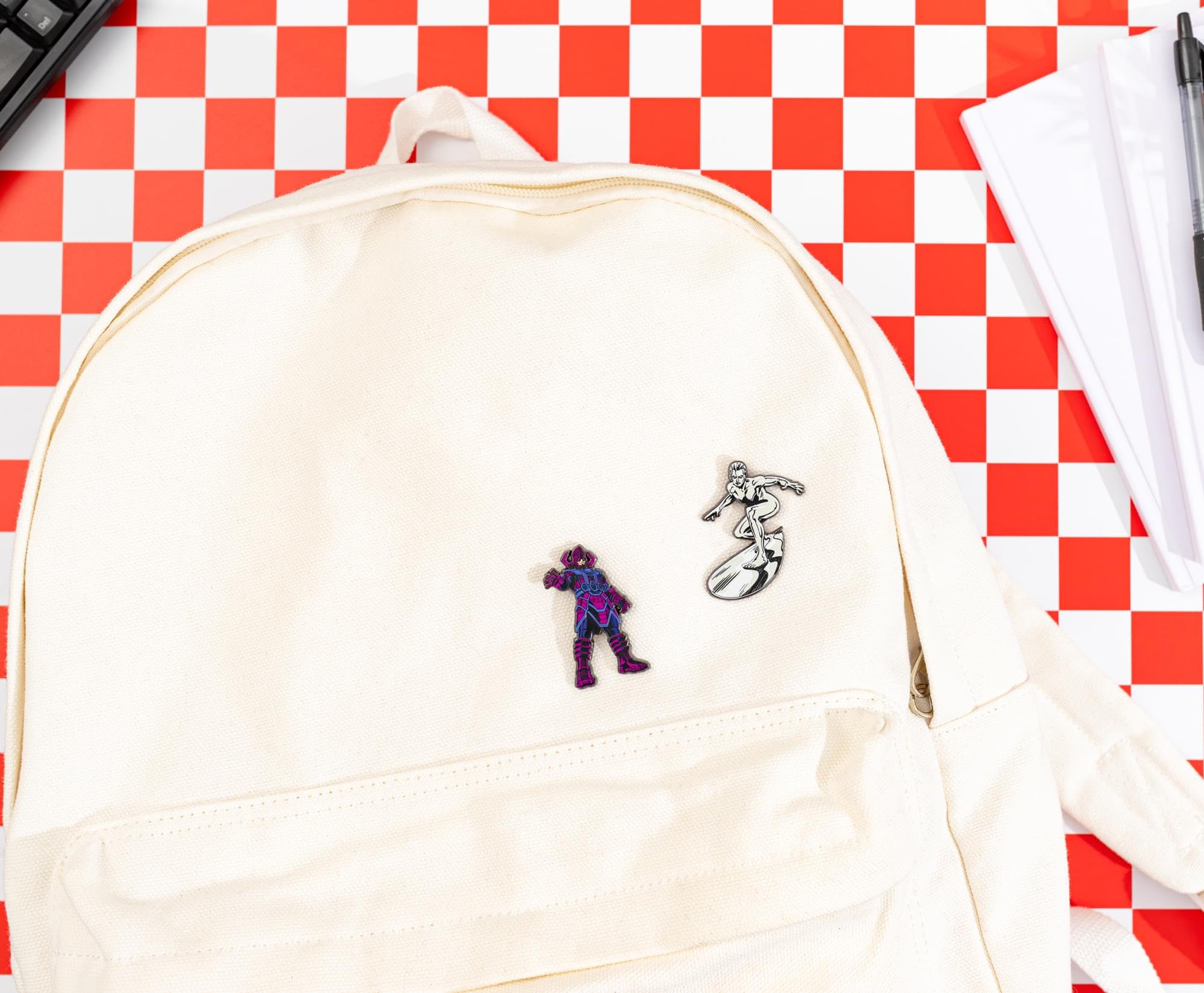 Marvel Studios The Fantastic Four: First Steps Galactus y Silver Surfer - Juego de pines esmaltados de 2 piezas | Accesorios para cordón, mochila