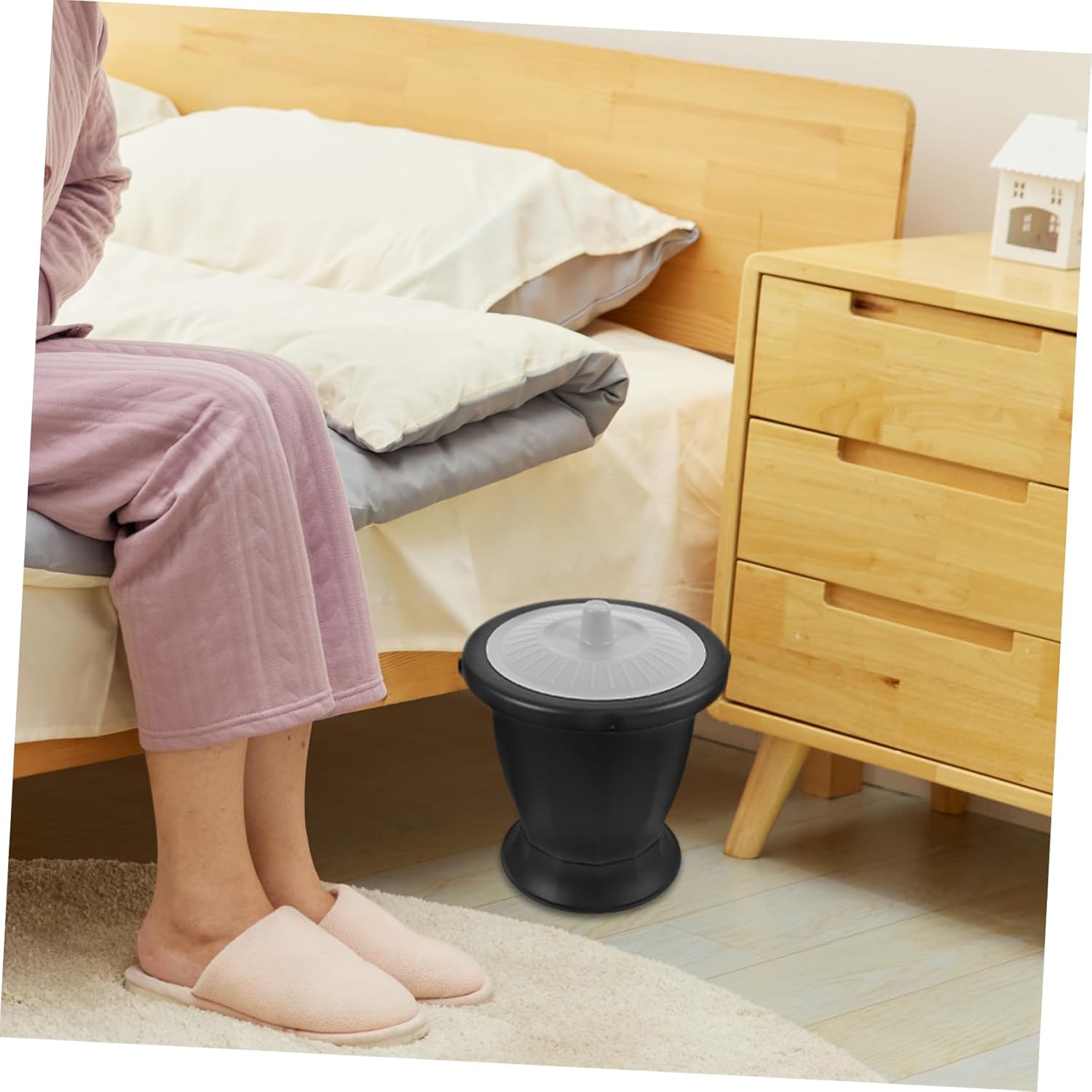 Portable Chamber Pot for Adults with Lid Plastic Urinal Basin for Elderly Pregnant Women and Boys and Girls for Bedroom and Travel Convenient Bedside Urinal