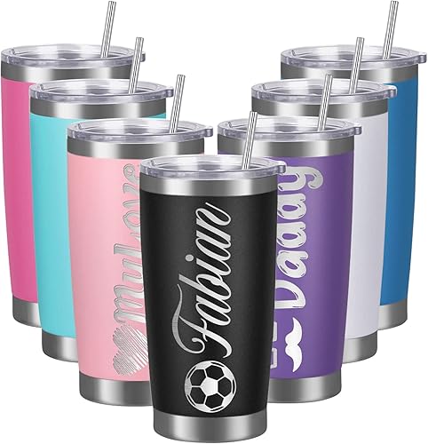 Vasos personalizados con tapas y pajitas de 20 onzas de acero inoxidable grabado con láser personalizado con nombre texto taza de café aislada
