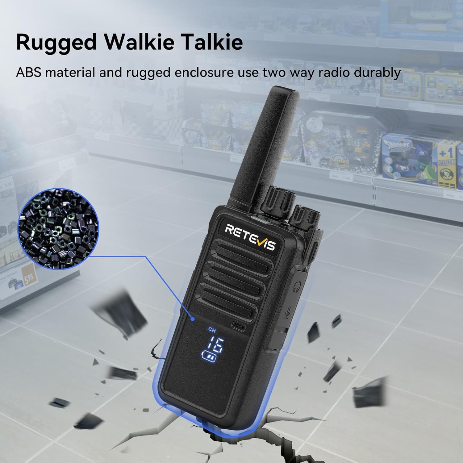 Il walkie talkie Retevis RT668H cade su una superficie crepata, a dimostrazione della sua robustezza.