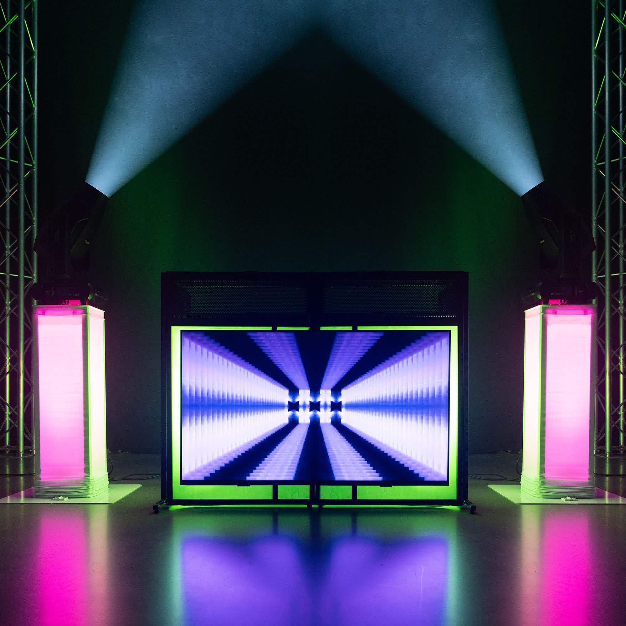 Vonyx DB6 Cabina de DJ Profesional con Soporte de TV - hasta 25 Kg, Pantalla de 65'', Licra Blanca o Negra Incluida, Bolsa de Transporte, un Sistema Completo e Ideal para DJ Profesionales, DJ Móviles