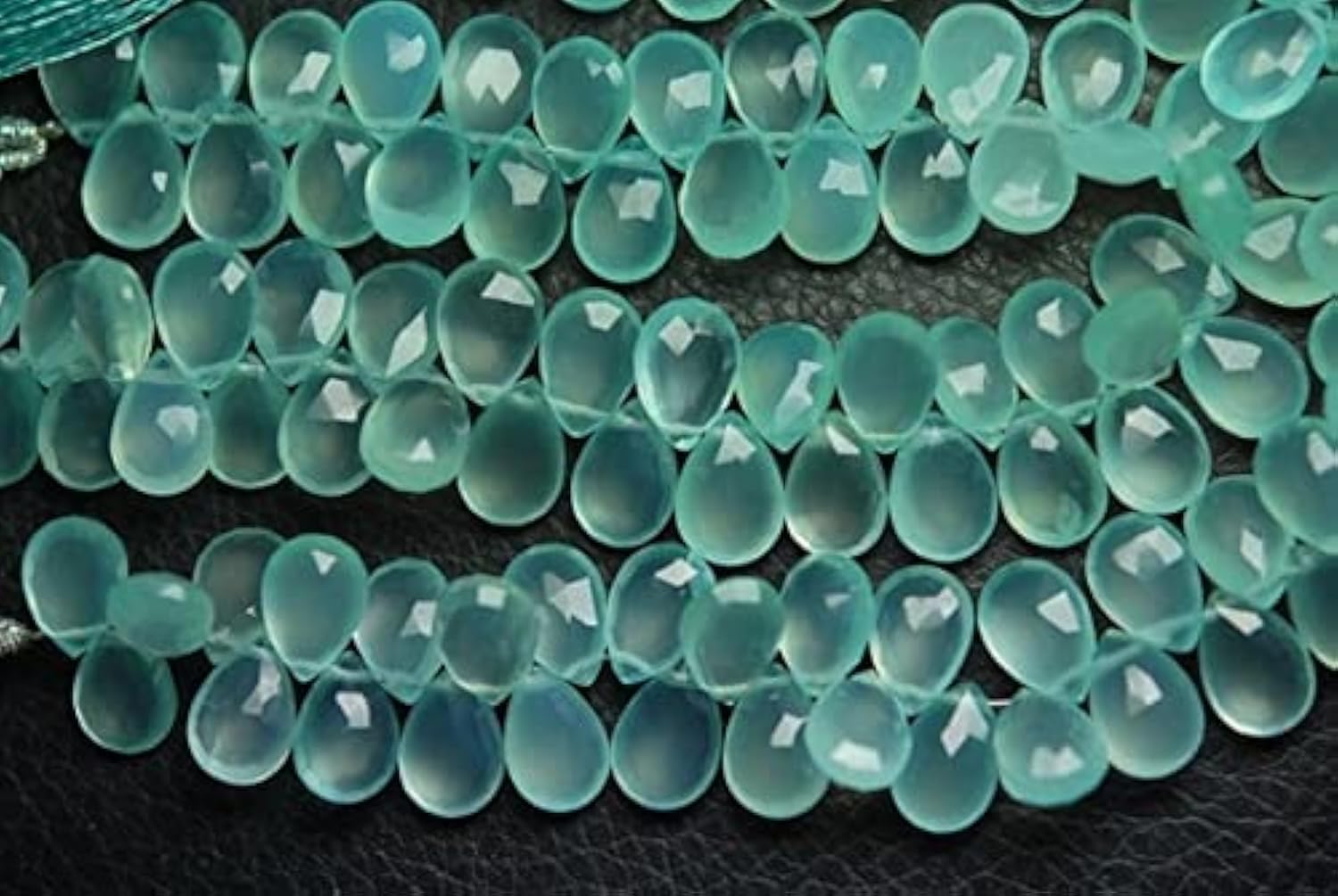 Aqua chalcedony faceted pear briolettes de 7x10mm d'une clarté remarquable