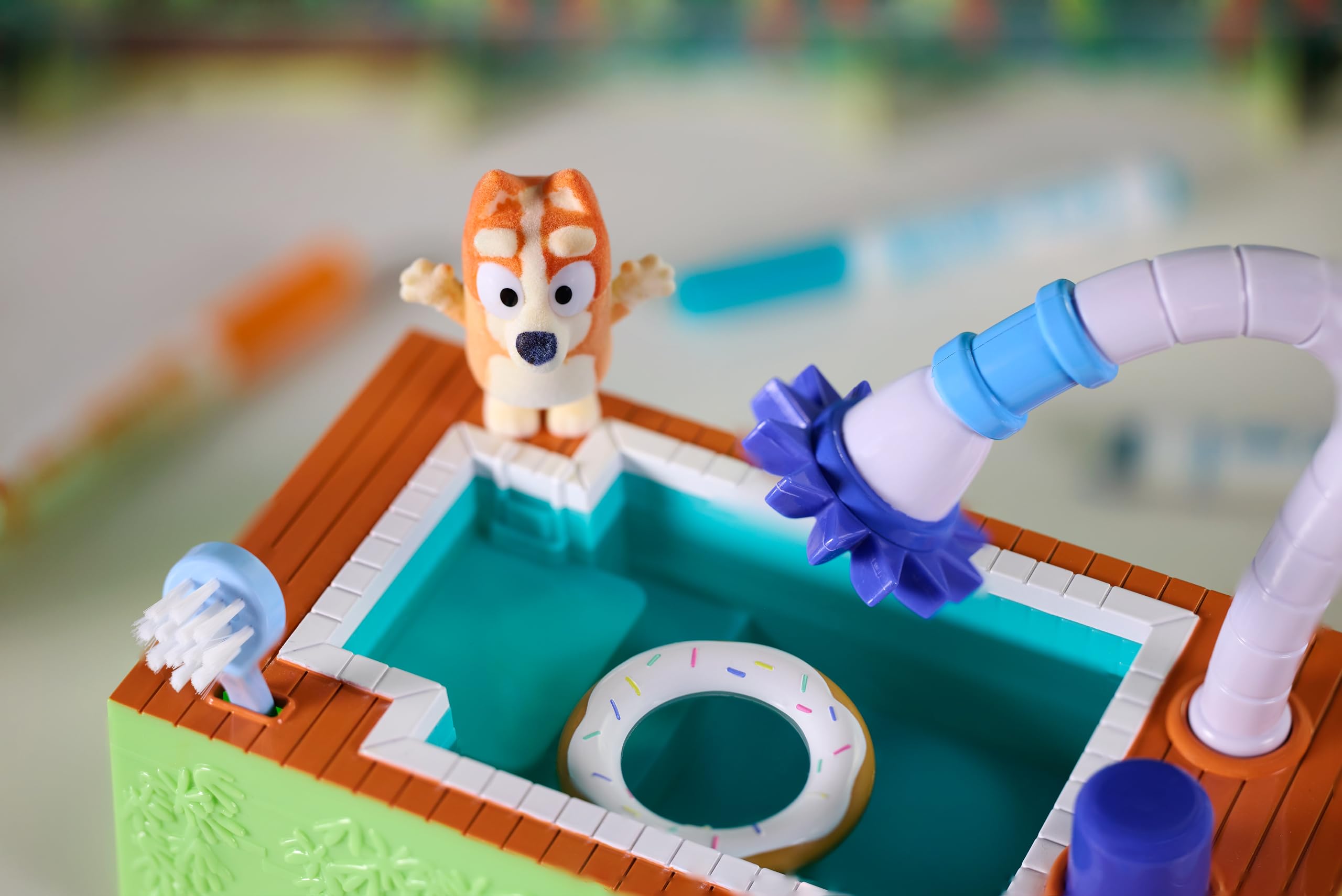 Crayola - Washimals Bluey, zestaw kreatywny zawierający basen i 5 szczeniąt, 8 flamastrów zmywalnych, działający basen, koło ratunkowe, szczoteczkę, zabawa i prezent dla dzieci, od lat 3, 74-0257