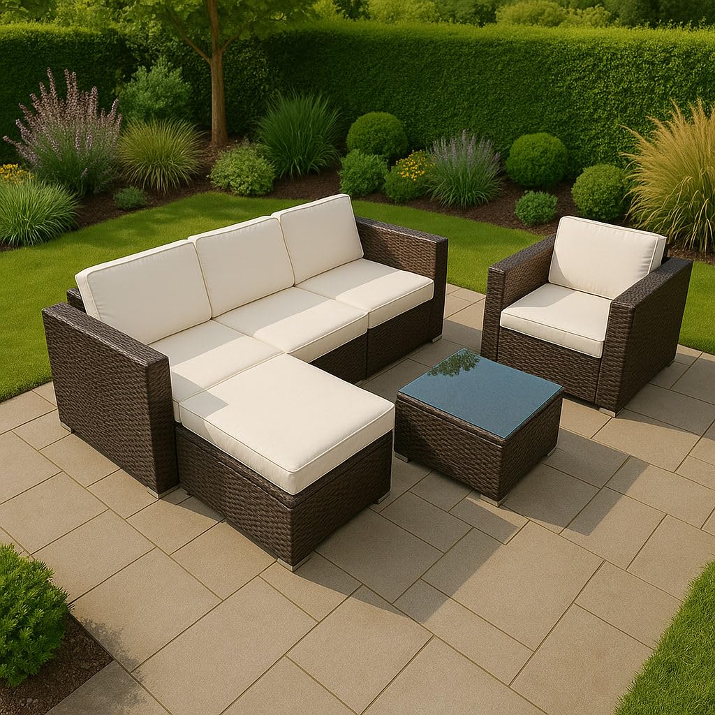 Totò Piccinni Set CARLOS in Polyrattan con cuscini Divano 3 Posti + Poltrona + Pouf + Tavolino con Piano in Vetro (Marrone)