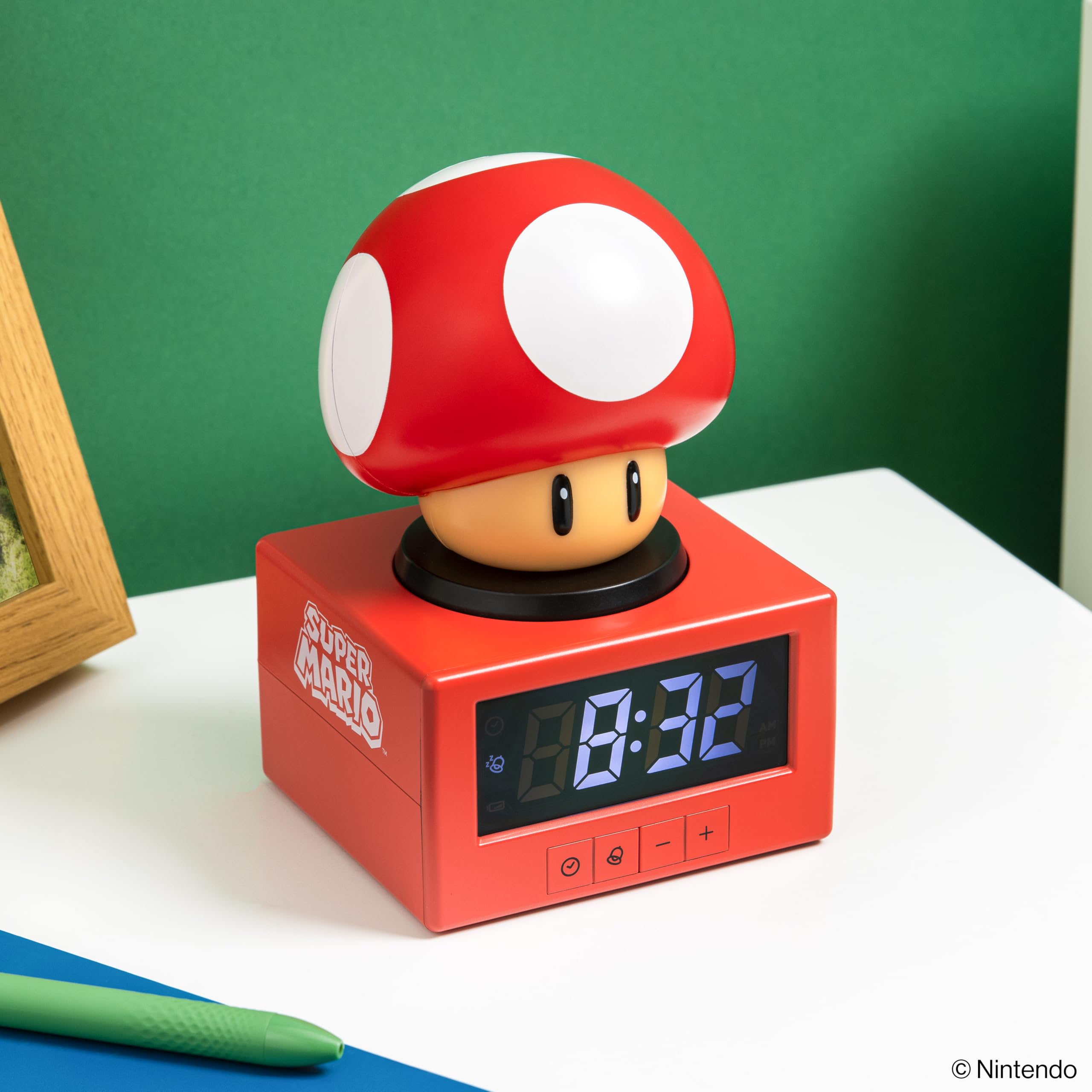 Paladone Sveglia Super Mario Fungo con luce notturna – Sveglia digitale con funzione snooze, altezza 16 cm, prodotto ufficiale Nintendo