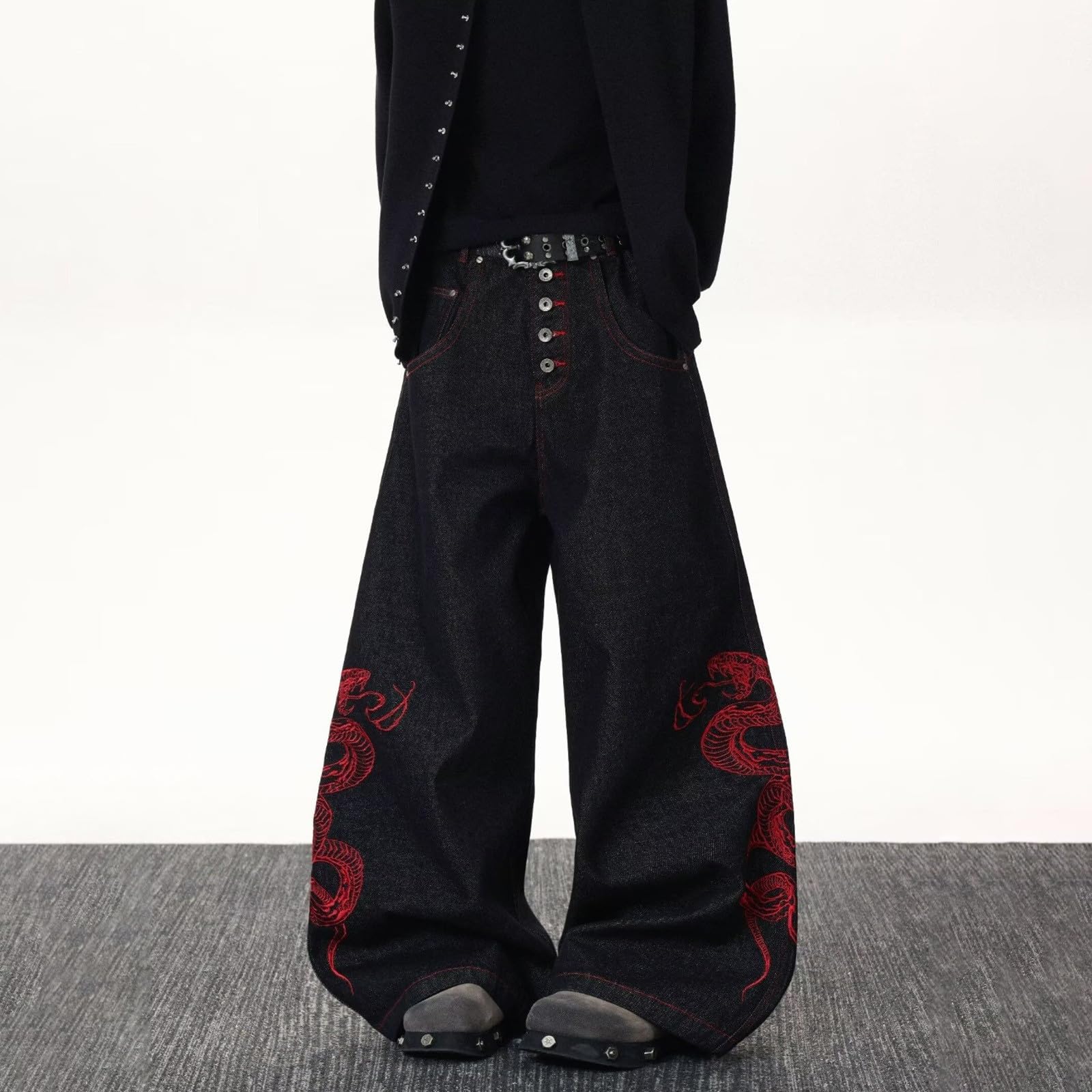 Jeans Blanco Hombre-Vaqueros de diseñador con botón Bordado Rojo y Pernera Acampanada para un Look Casual Holgado y cómodo.