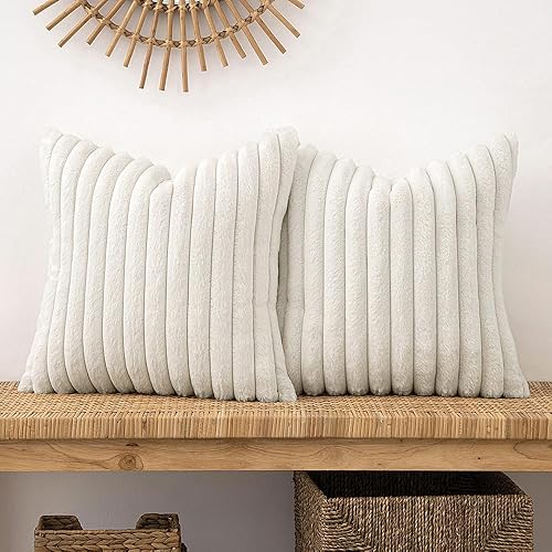 Woaboy Juego de 2 fundas de almohada blancas de 18 x 18 pulgadas, fundas de almohada decorativas para sofá, suaves y acogedoras, piel sintética de