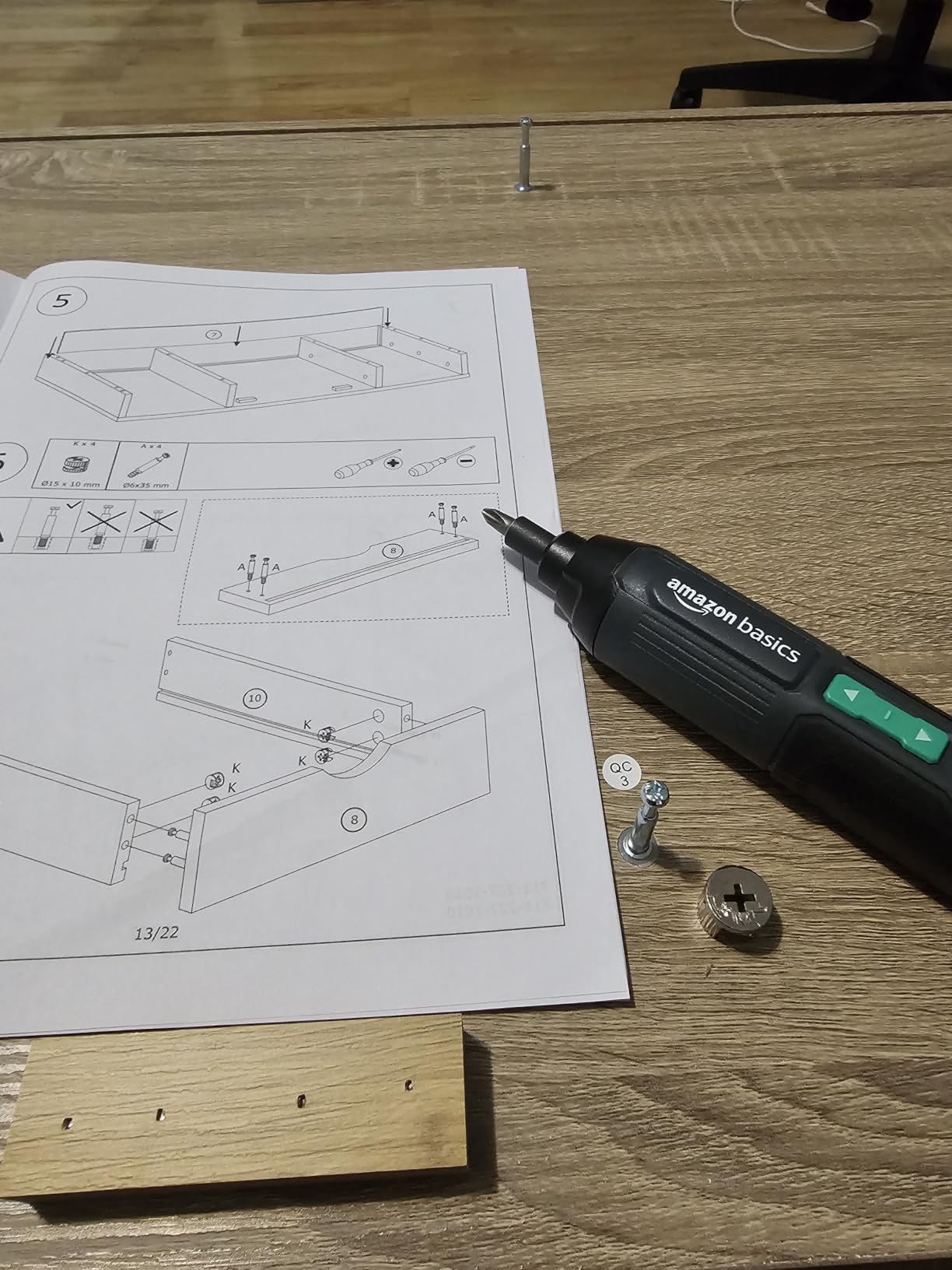 A set of torque-adjustable straight-handle 3.6V electric screwdrivers photo review