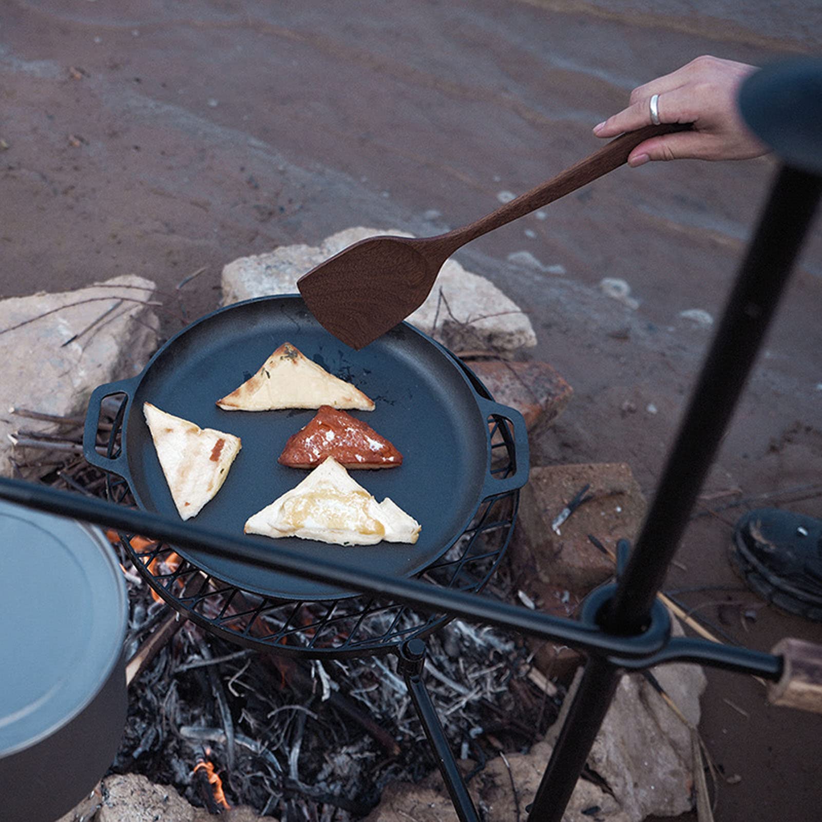 Campfire Grill Krat, Montaż Siatki I Zestaw Ramion O Wysokiej Wytrzymałości, Stojak Z Grilla Ogniskowym do Biwakowania Na Świeżym Powietrzu, Podróżujący Podróż