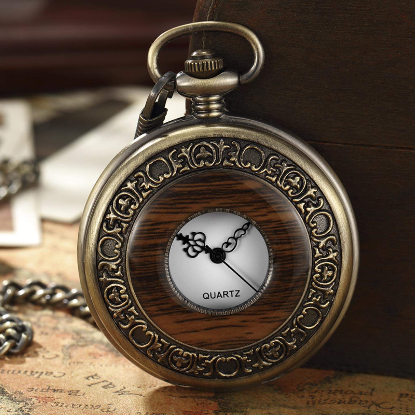 Orologio da tasca con catena e medaglione, quadrante cavo