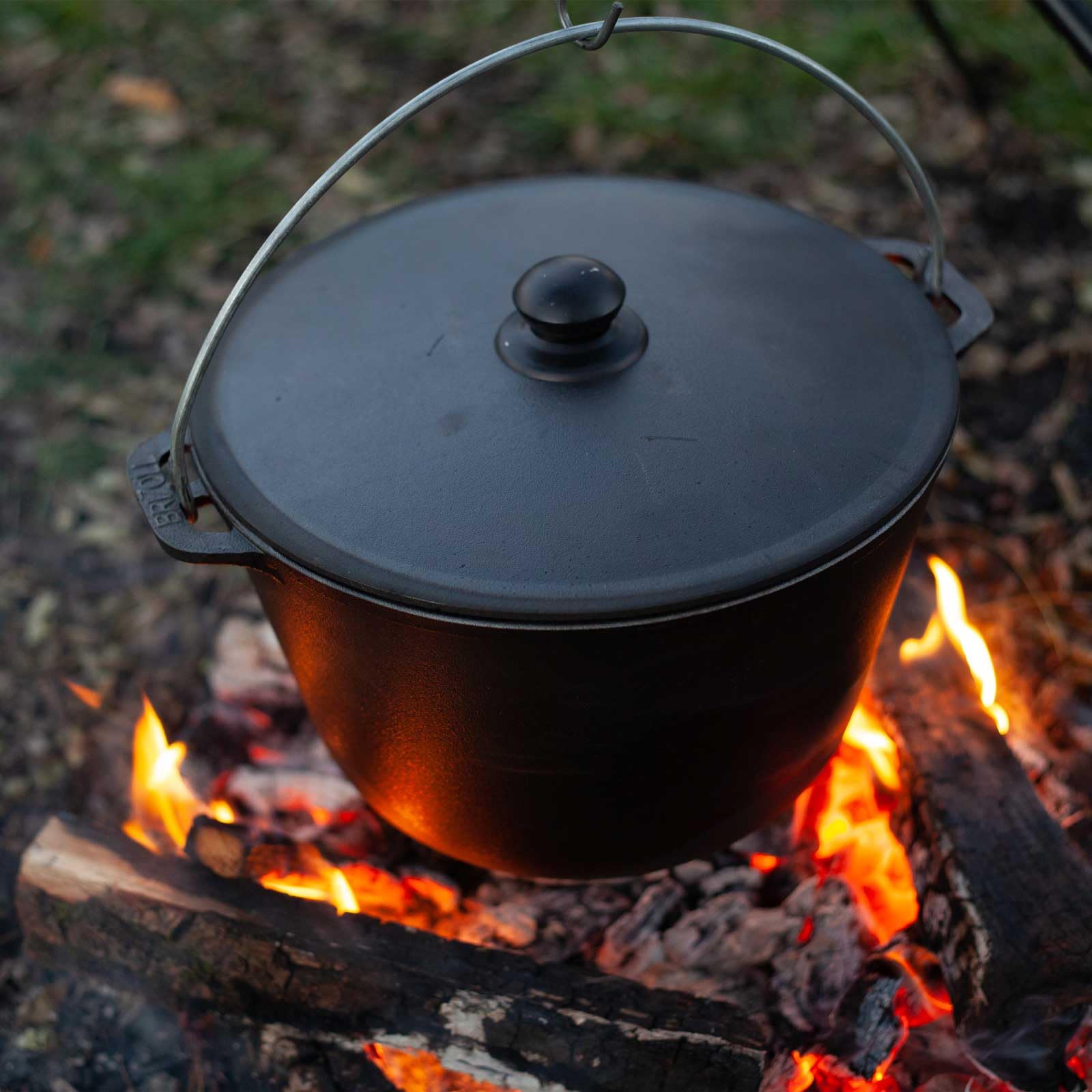 Gusseisen Topf 8 L mit Deckel und Schöpflöffel Kazan mit Bügel Schwenktopf Campingtopf Gulaschkessel Schmortopf Dutch Oven Induktionsgeeignet & Ofenfest Gusseisentopf für Kochen & Braten Asia WOK
