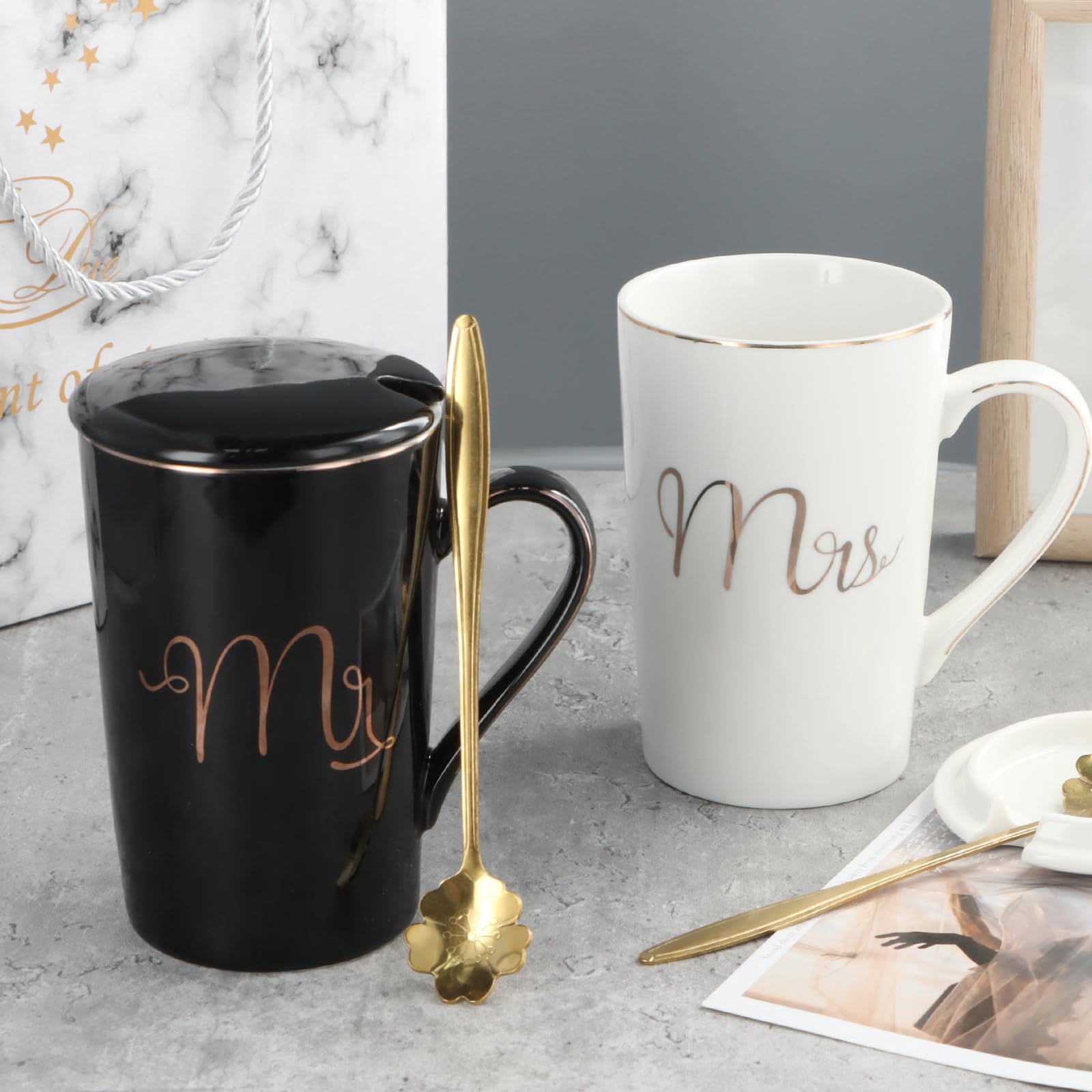 Mr und Mrs - Set di 2 tazze da caffè in ceramica con cucchiaio, regalo per matrimonio, fidanzamento, San Valentino, anniversario, Natale, bianco e nero