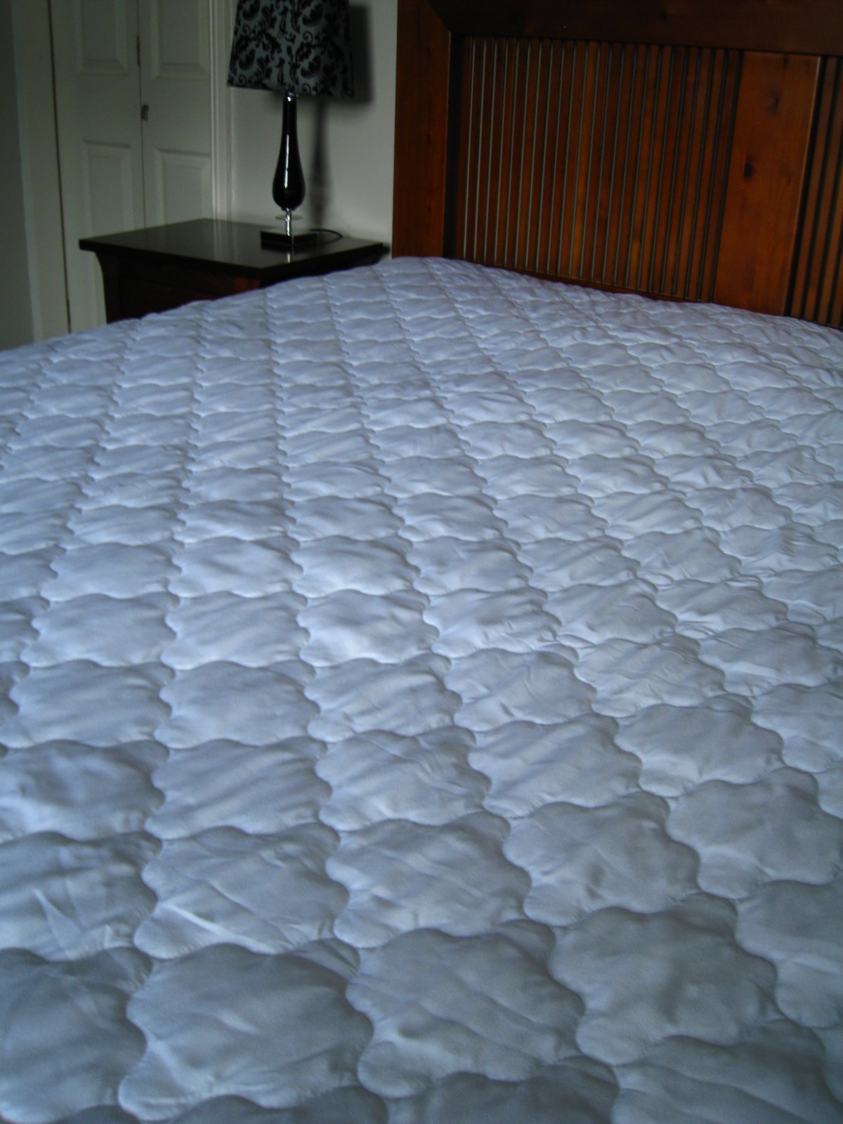 Single Microfibre Mattress Protector - Luxury Hotel Quality 233 Thread Count Extra Deep Skirt Machine Wash Anti Allergenic Easy Care Finish