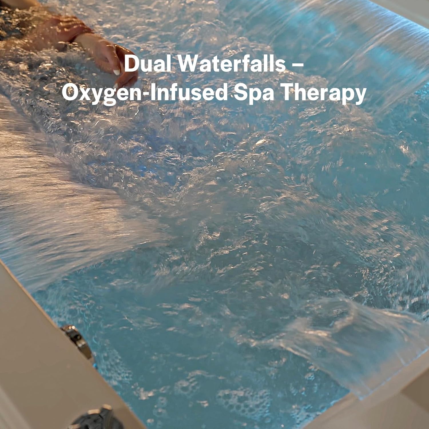 Dual waterfalls in the Empava whirlpool tub
