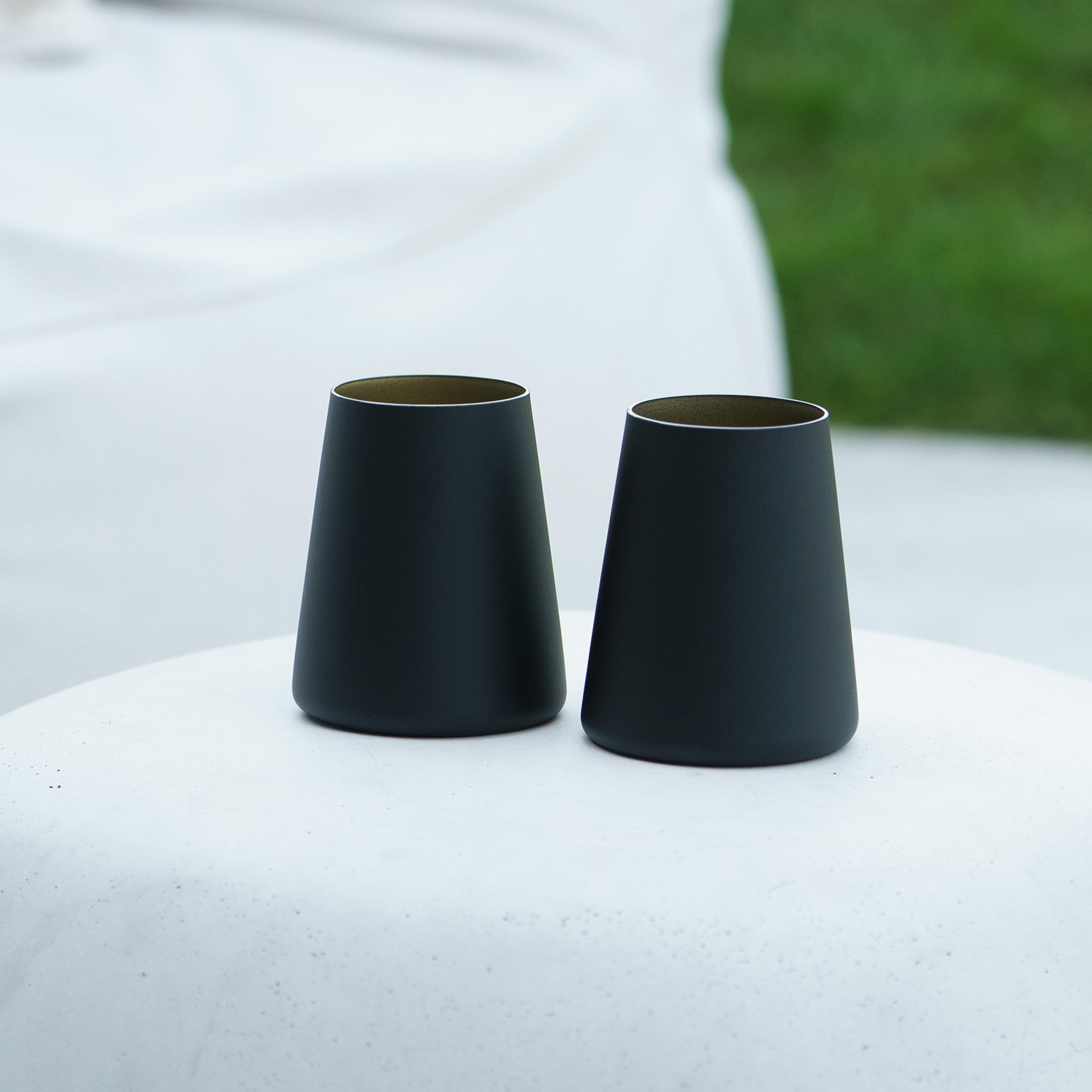 Stölzle Lausitz Power Becher Schwarz-Gold Cocktailgläser 380 ml, 6er-Set | Schwarz-goldene Becher und Cocktailgläser für Wasser, Wein, Drinks & Saft, aus Kristallglas, stoßfest & spülmaschinengeeignet