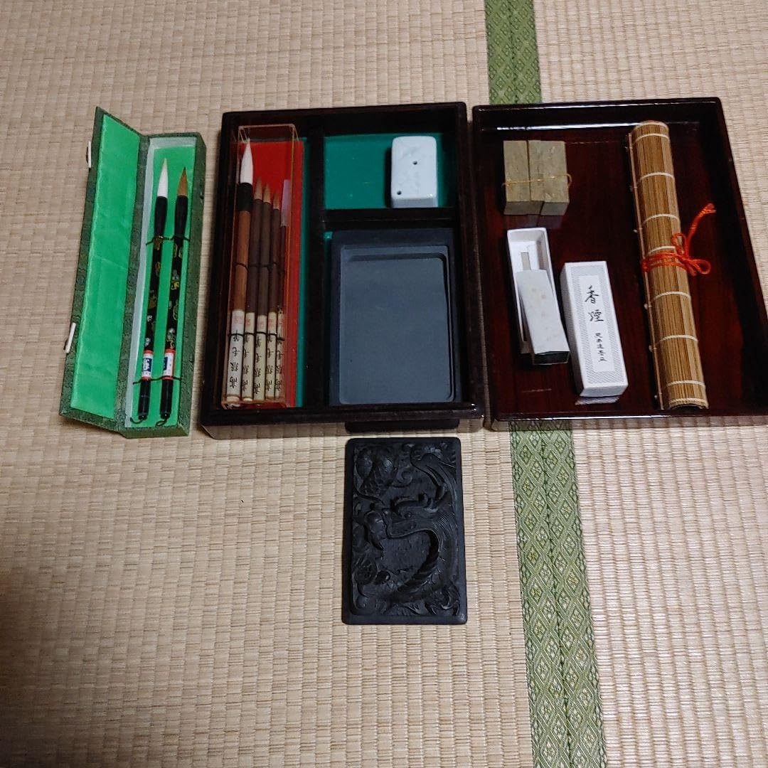 筆墨函(筆５本・硯・墨・水差し・印石・文鎮など)と9本筆 Amazon.co.jp: 筆墨函 筆5本 硯 墨 水差し 印石 文鎮など と9本