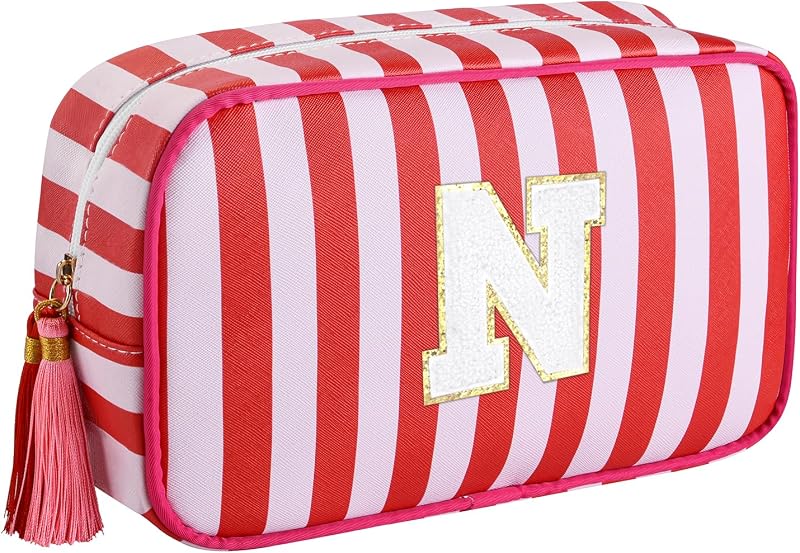 Necessaire de maquiagem listrada ISPbag com inicial e zíper com tassel, vermelha