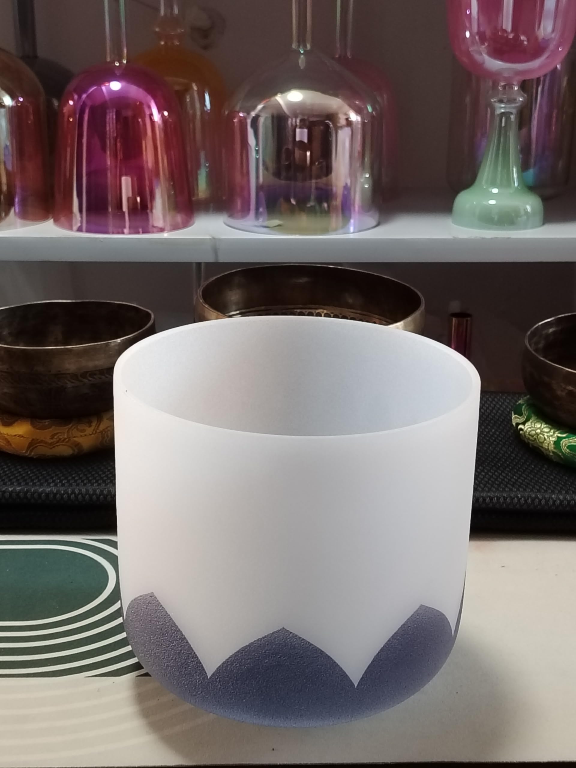 Campana tibetana in cristallo di quarzo color indaco satinato, 432 Hz, chakra del terzo occhio, per meditazione, yoga e relax, 17,8 cm