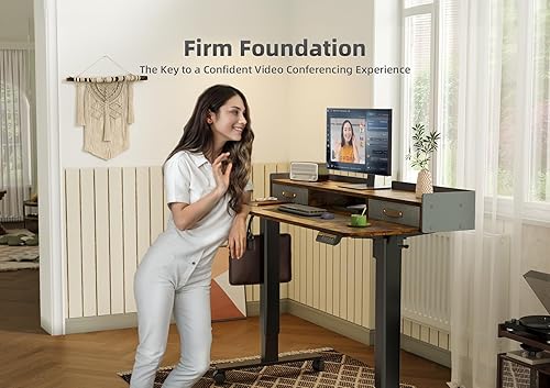 Miniatura 4 de Escritorio eléctrico de pie ajustable de 2 niveles, color marrón rústico, 48 pulgadas, diseño moderno con 2 cajones, valla de fieltro, gancho, para