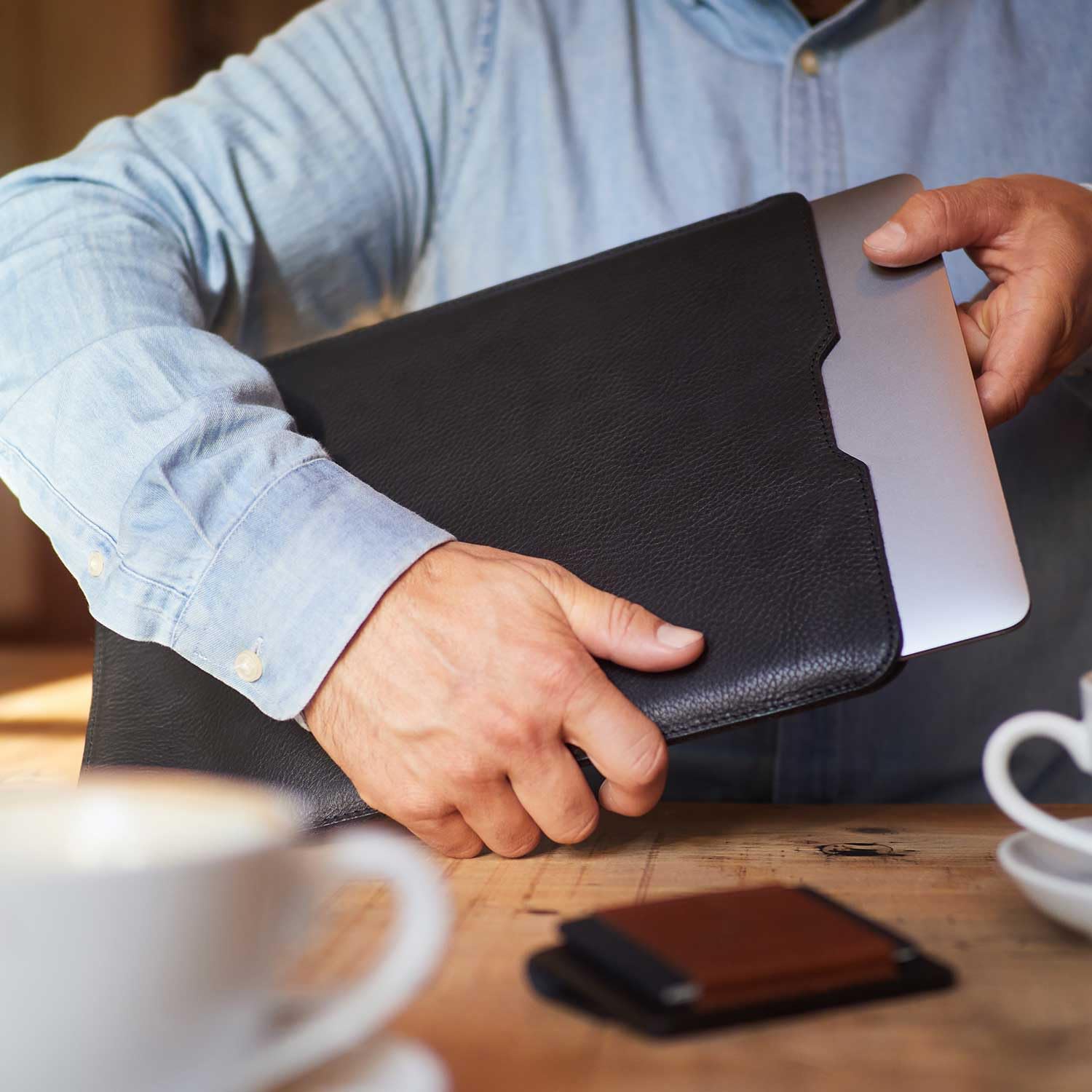 Funda de Piel para MacBook Pro de 14 Pulgadas – Funda Premium de Piel Italiana Vachetta y Fieltro de Lana, Hecha a Mano en Alemania (Black, MacBook Pro 14)