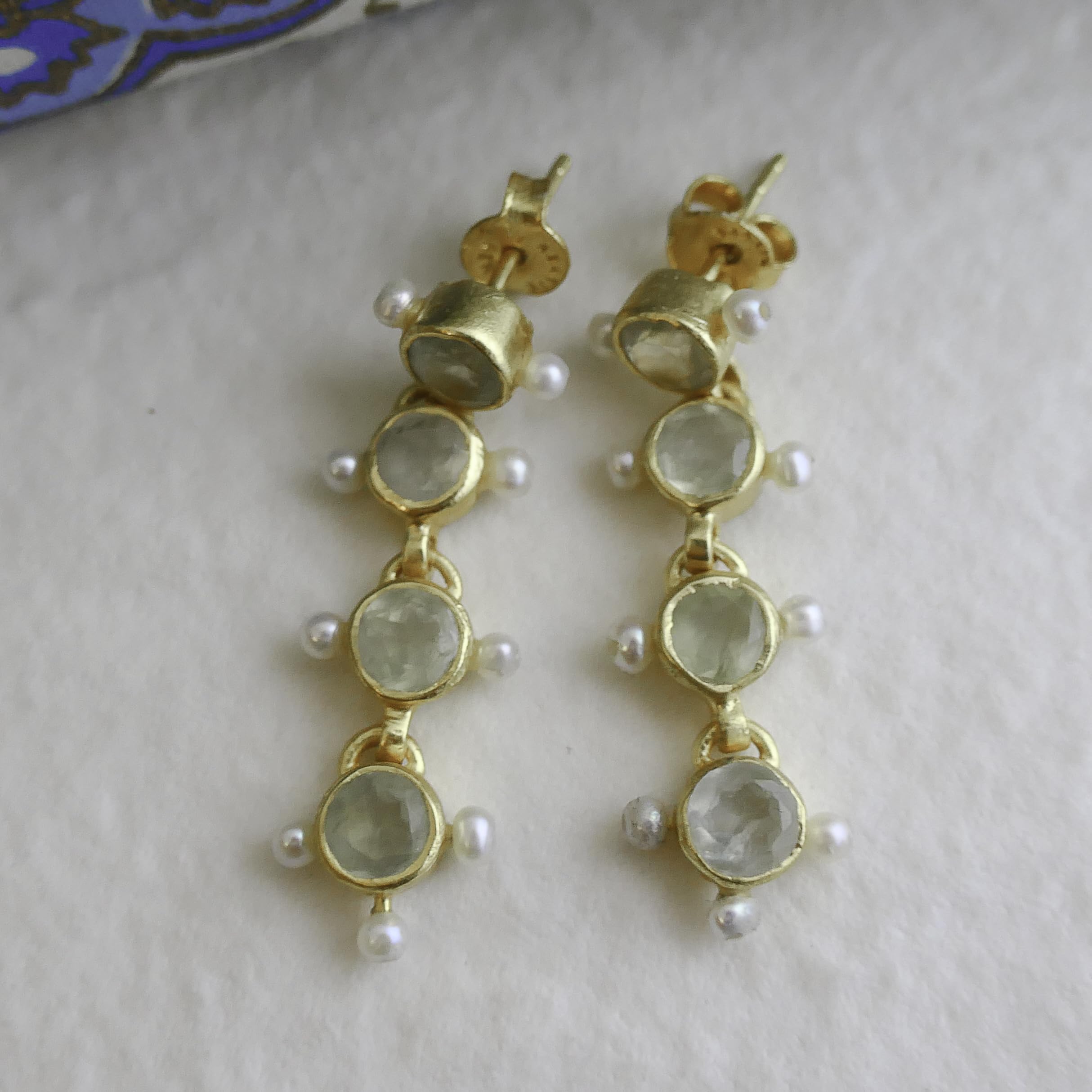 Orecchini Pendenti in Argento Sterling 925 Placcato Oro | con Prehnite e Perle d’Acqua Dolce - Gioiello Elegante con Pietre Naturali per Donna