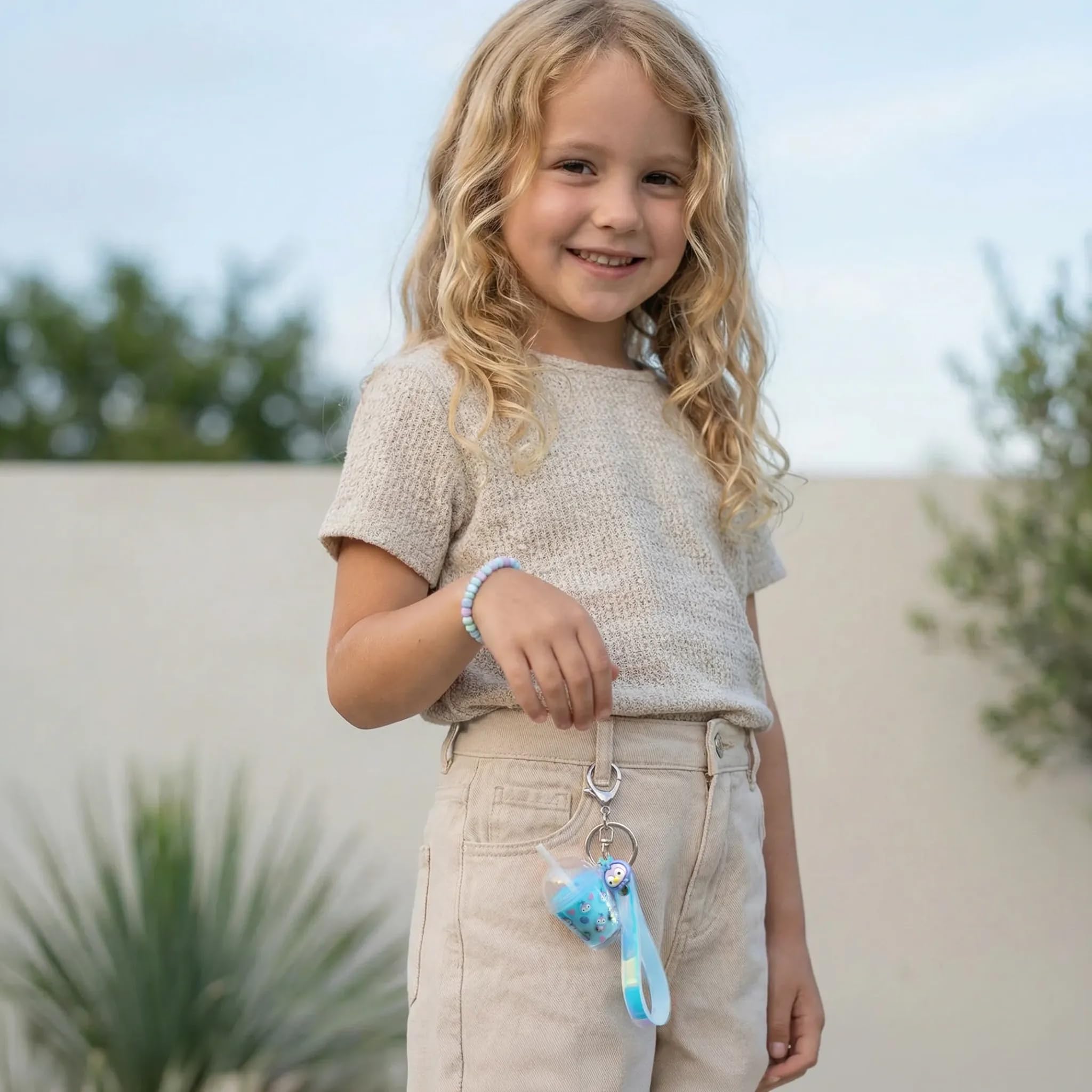Tiger Tribe Kit de abalorios para bolsa, té de burbujas de arándanos, dijes para niños, kits de manualidades