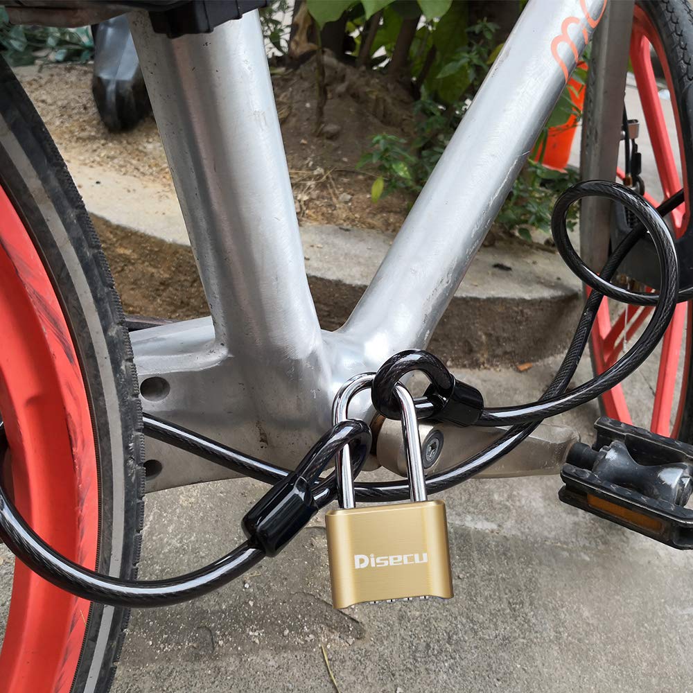 Candado de combinación resistente de 4 dígitos de 2.5 pulgadas de largo con grillete impermeable para exteriores, para puerta, valla, casillero de gimnasio (latón, paquete de 2)