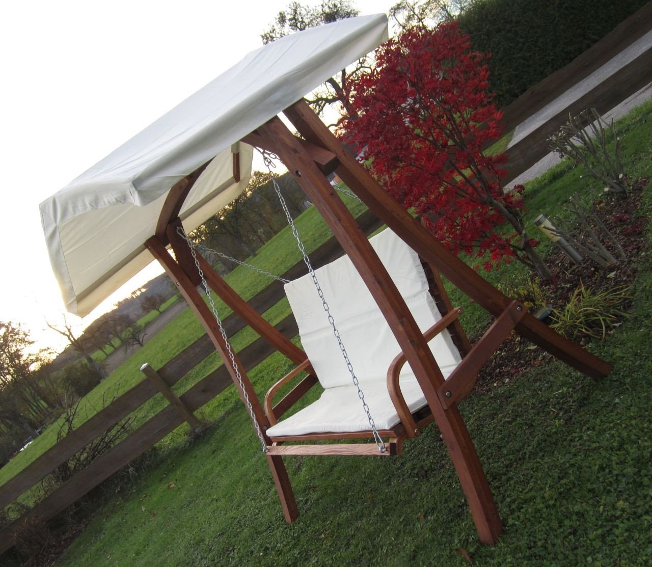 ALEOS. Design Hollywoodschaukel Gartenschaukel Schaukelbank KUREDO mit Dach aus Holz Lärche