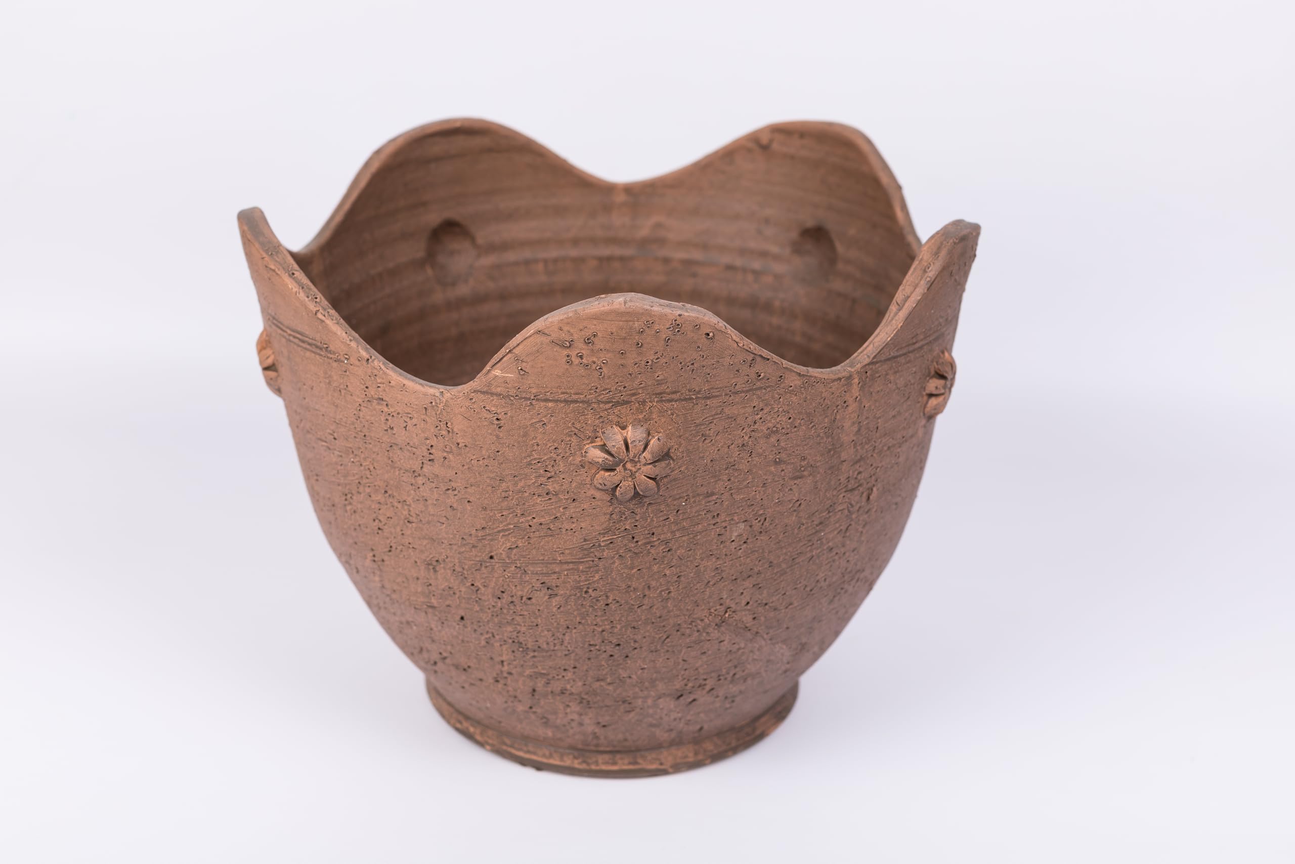 Maceta de barro con adorno de flores de 30x25 cm. para interior y exterior. Maceta de barro resistente a heladas