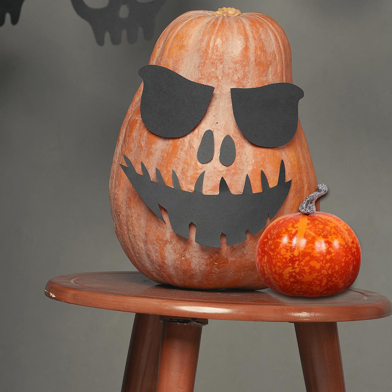 SOLUSTRE 48 Stück Kleiner Kürbisse aus Schaumstoff für Halloween Dekoration Realistische und Wartungsfreie Deko für Drinnen und Draußen im Herbstlichen Stil