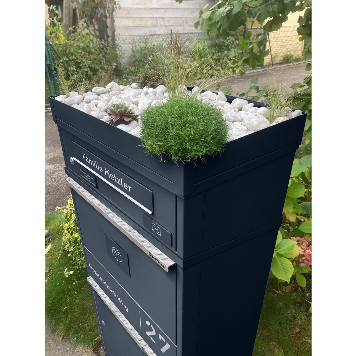 Metzler Paketbox draussen groß in Anthrazit - Briefkasten mit Paketfach personalisiert mit Gravur - Standbriefkasten mit Edelstahl Namensschild pulverbeschichtet in RAL 7016 rostfrei und massiv