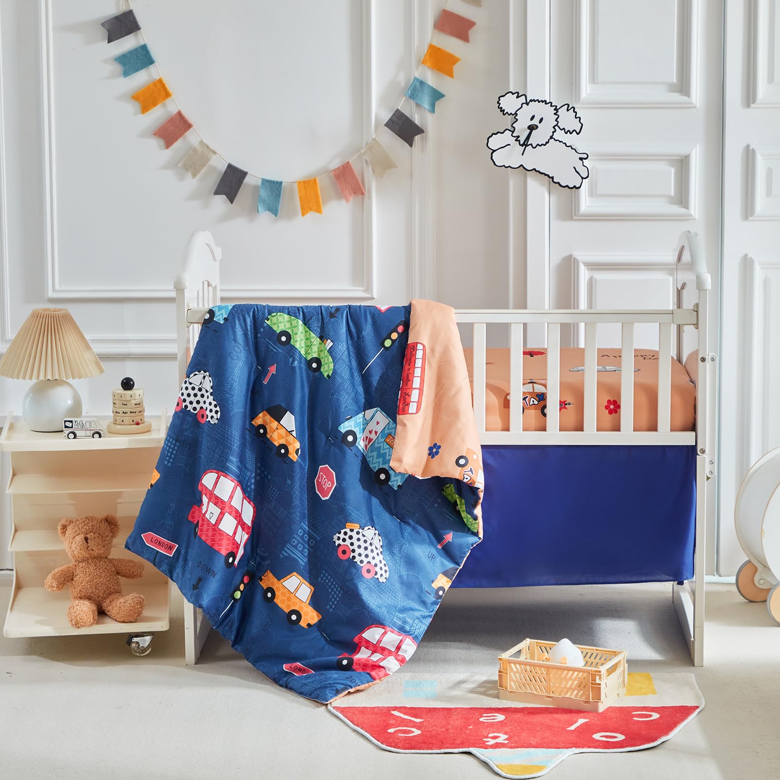 Juego de ropa de cama de 3 piezas para cuna, edredón azul marino con coches azules, verdes y rojos, edredón acolchado, sábana bajera y falda para bebés niños y niñas, bonito juego de cama colorido