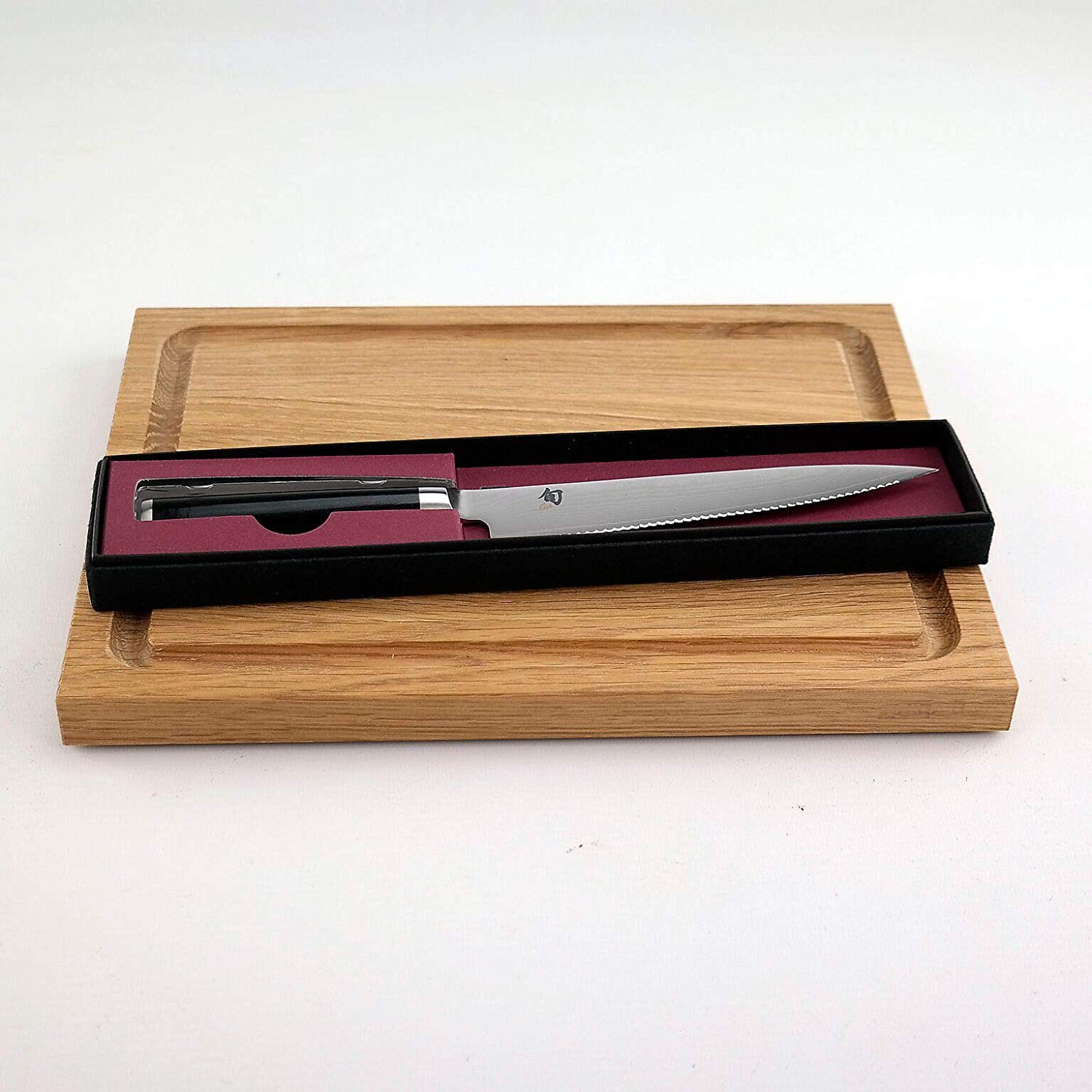Kai Shun DM-0722 Couteau à tomates à tranchant ondulé japonais Lame 15 cm + Planche à découper Kai en chêne massif 30 x 22 cm