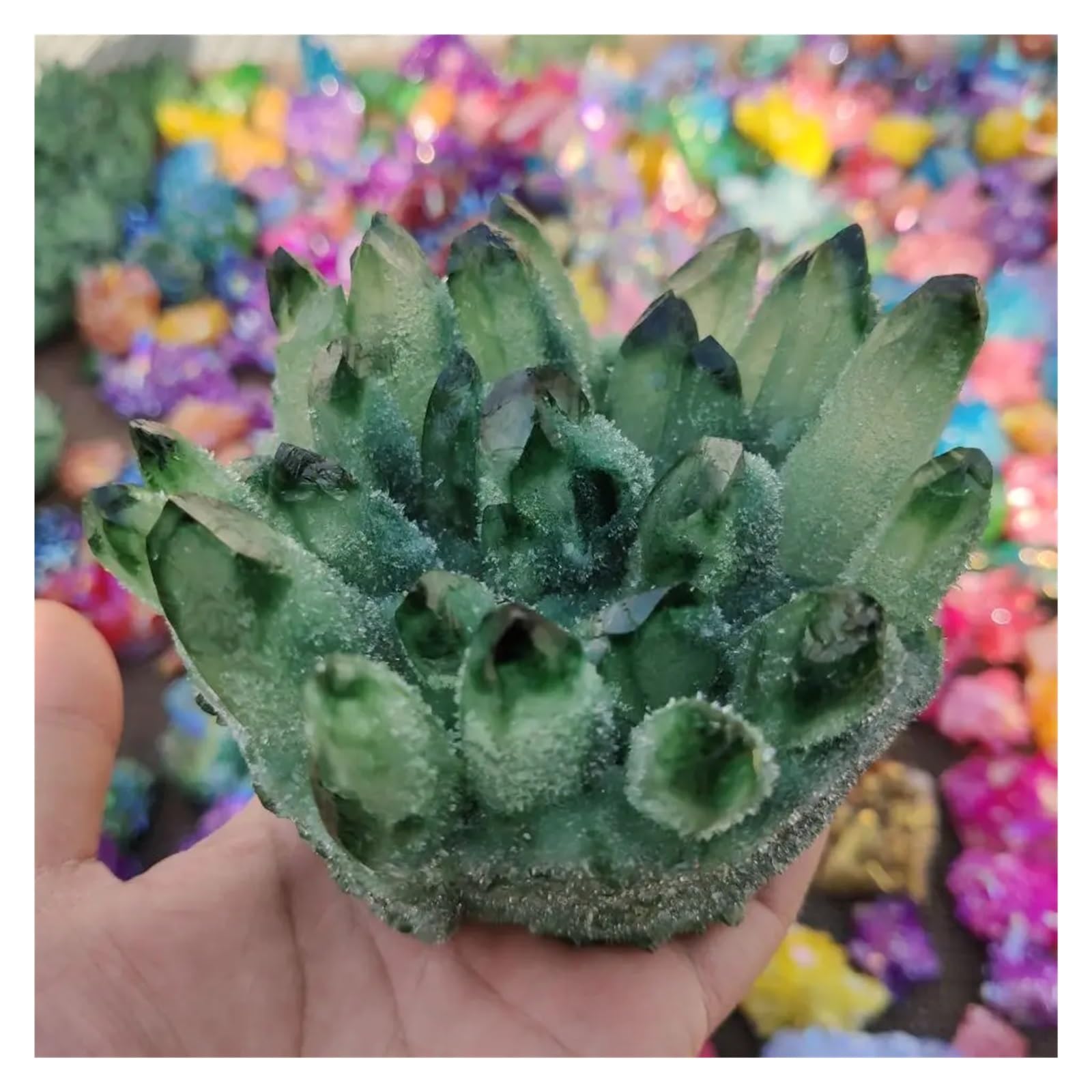 Quartz fantôme vert en amas de cristaux de 1.2kg, idéal pour sublimer la décoration de votre salon