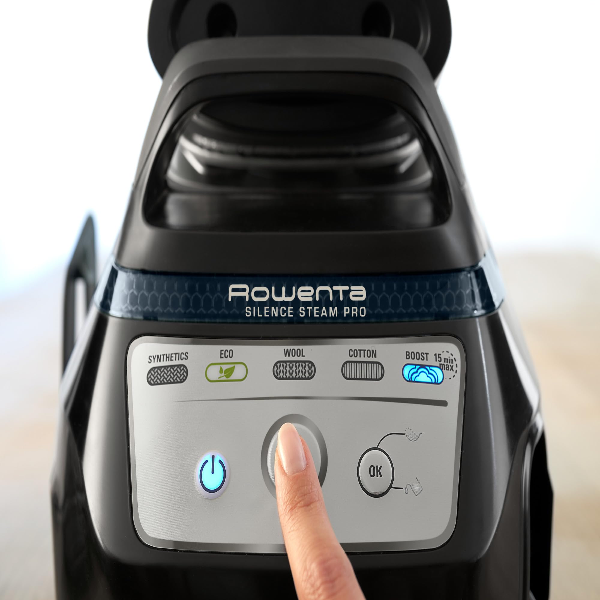 Rowenta DG9248 Silence Steam PRO Ferro da Stiro con Caldaia Silenziosa, Pressione Fino a 8 Bar, 2800 W, 1.3 Litri, Colpo Vapore 600 g/min, Ferro da Stiro a Vapore con Tecnologia Eco Intelligence