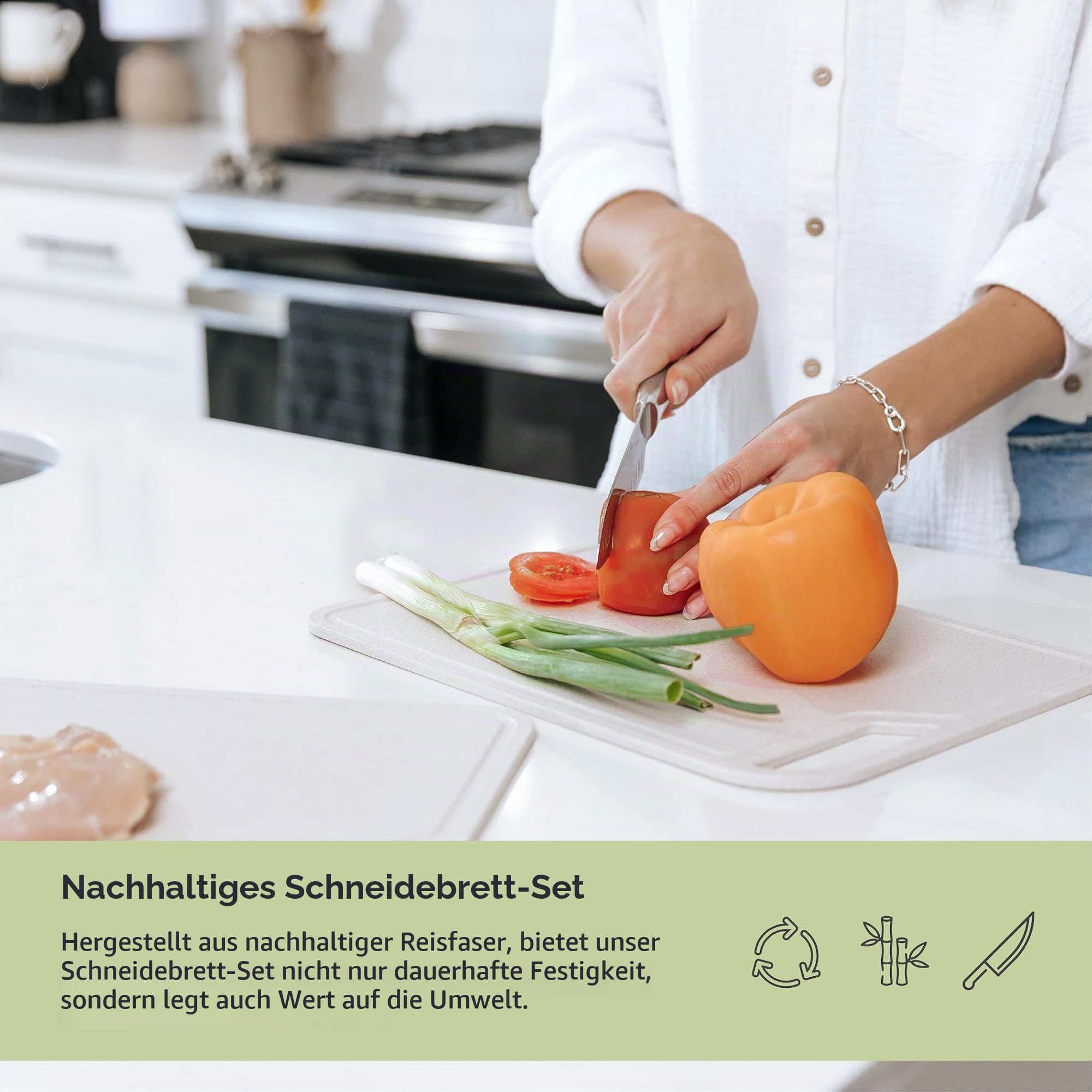 KitchenEdge Reisfaser-Schneidebrett-Set mit Bambus-Ständer für die Kochvorbereitung, 2 Stück Küchen-Set, mit Saftrillen und Griffen, (13.5x9.5, 15.5x11 in)