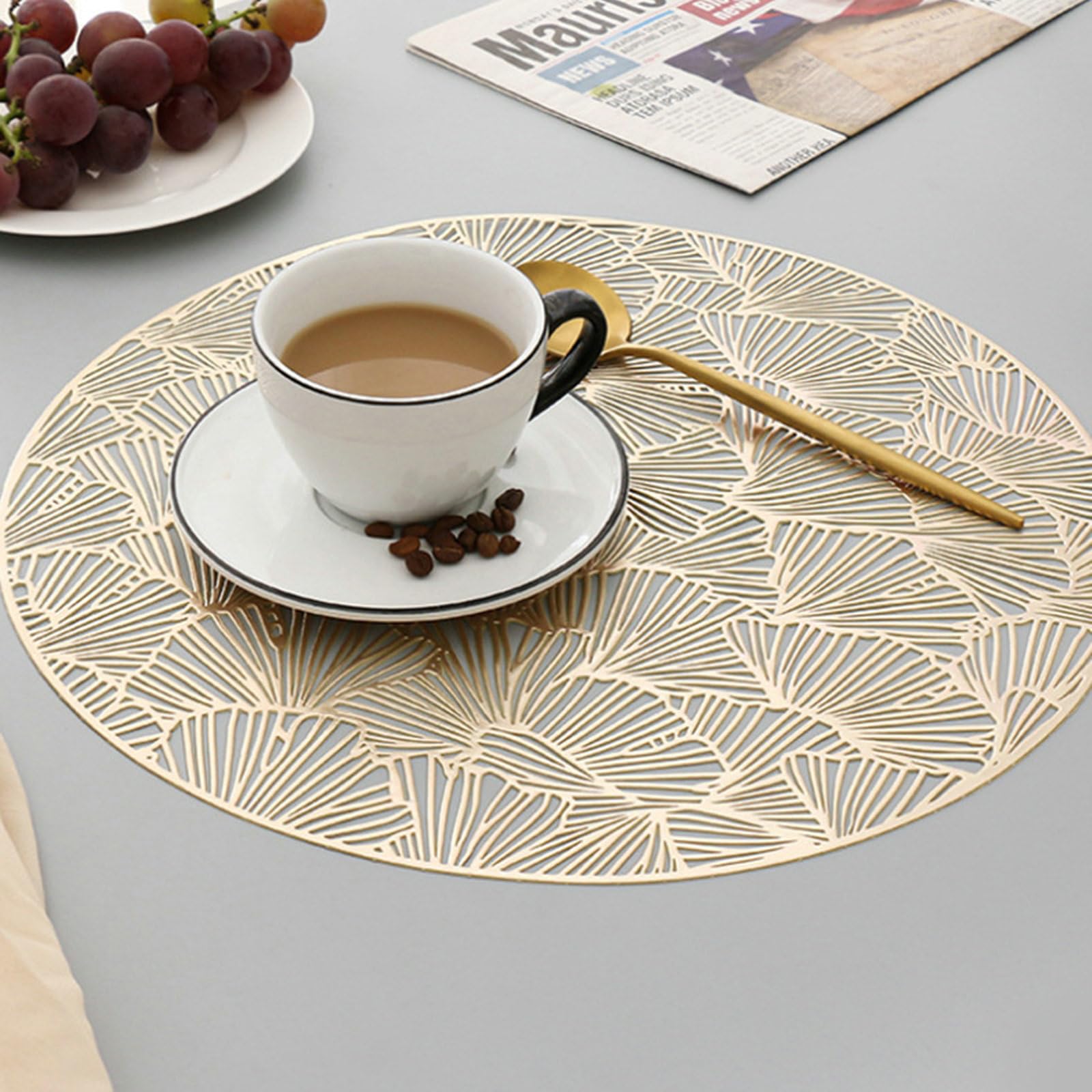 Lot de 8 Sets de Table, Set de Table Lavable PVC Rond avec Motif de Feuille de Ginkgo Creux Antidérapant Résistant à l'usure à la Chaleur, Or, 38CM